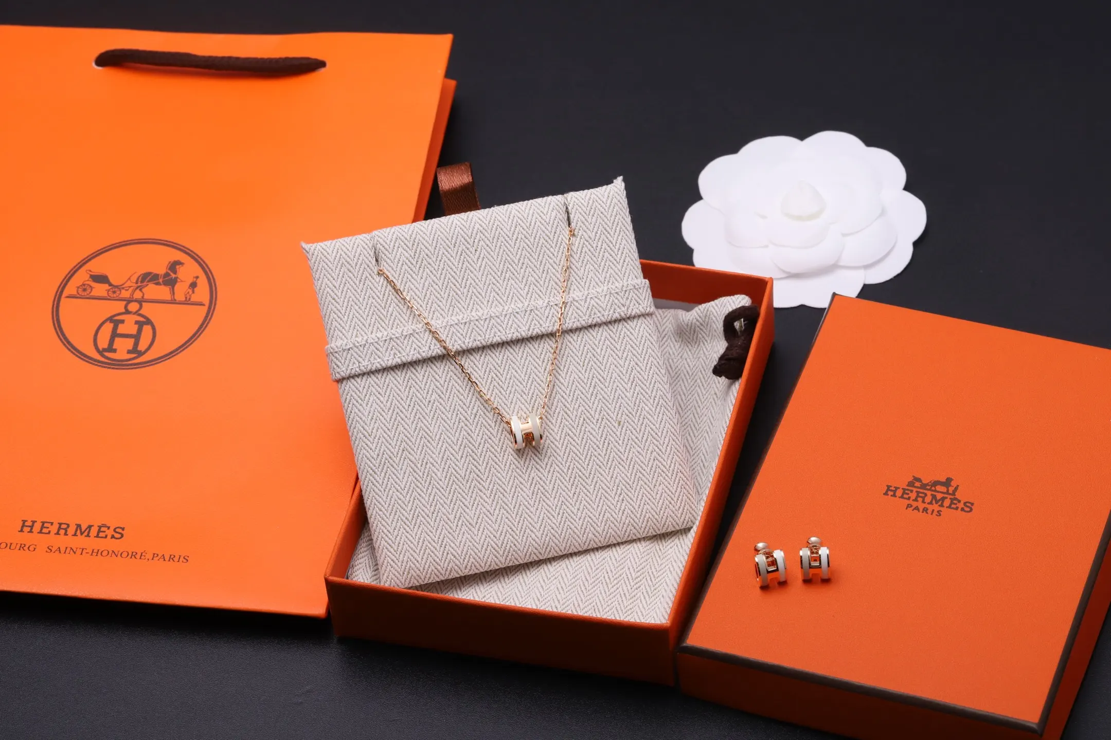Mini Pop H Pendant Necklace D23516791 — view 2