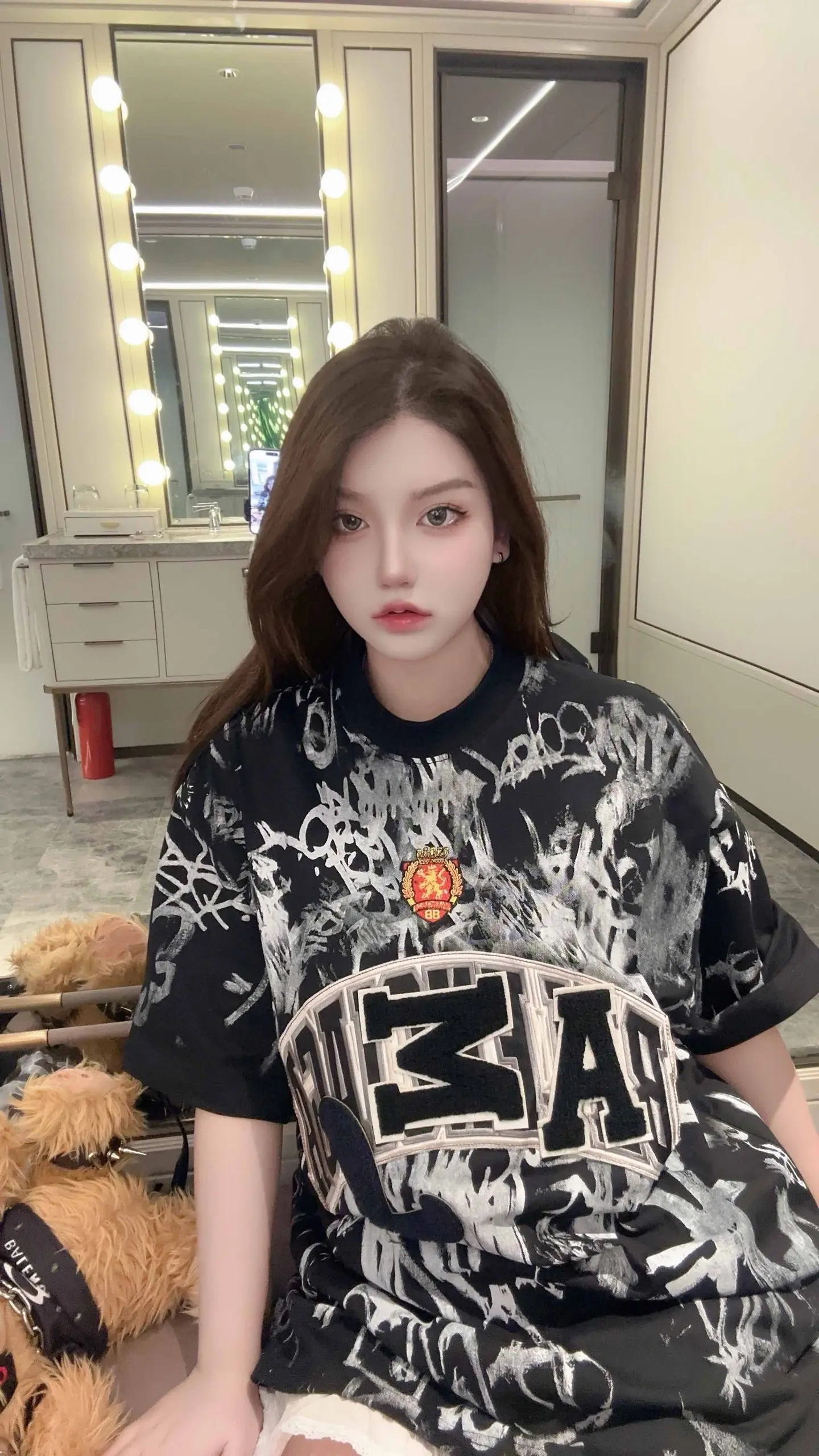 Graffiti Print Appliqué Oversized T-Shirt D14011847 — view 2