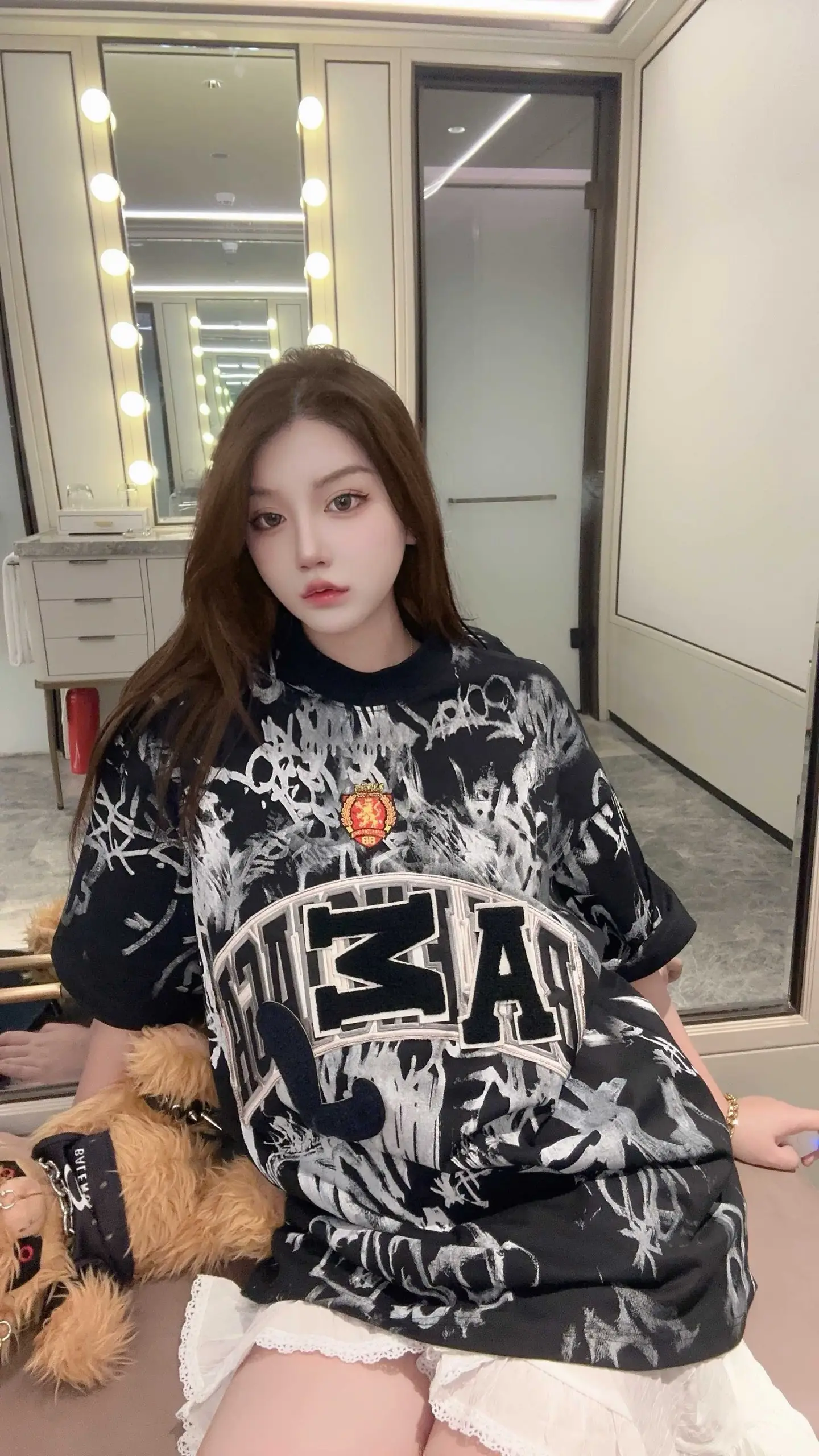 Graffiti Print Appliqué Oversized T-Shirt D14011847 — view 3