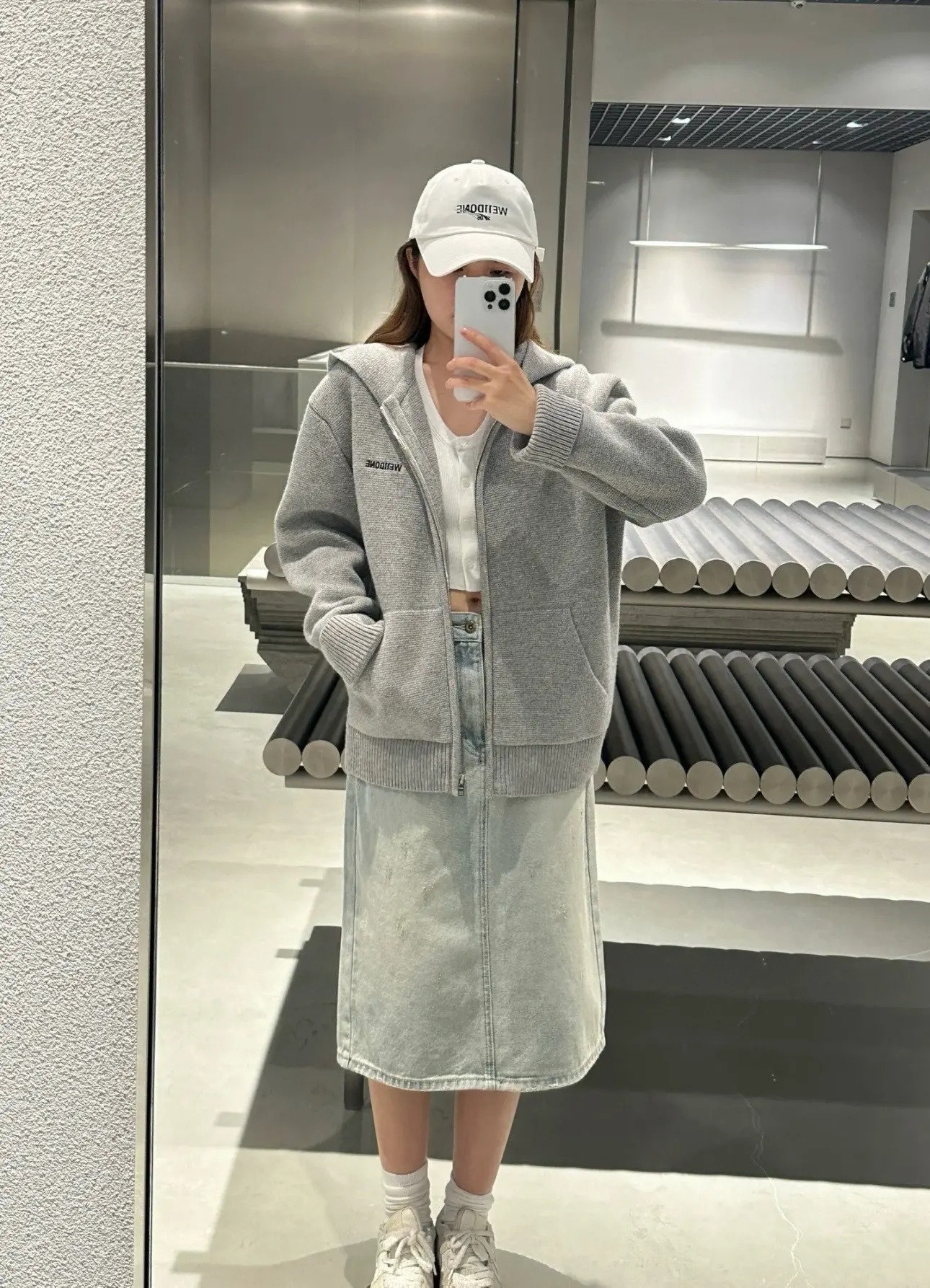 Logo Embroidered Zip-Up Knit Cardigan D19011850