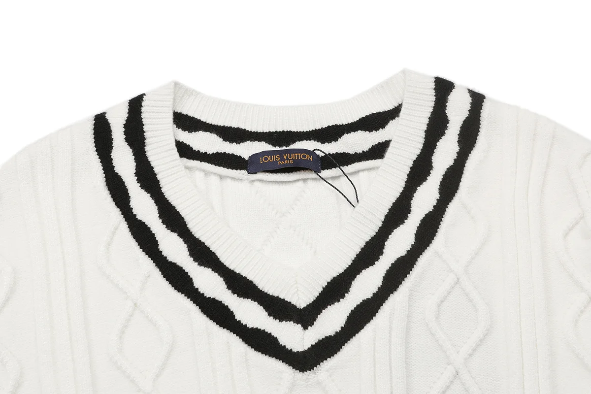 Cable-Knit V-Neck Cricket Sweater D21022907 — view 3