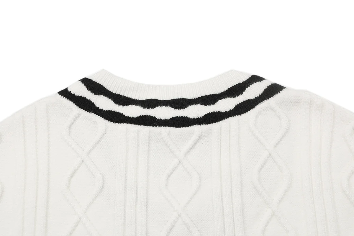 Cable-Knit V-Neck Cricket Sweater D21022907 — view 4