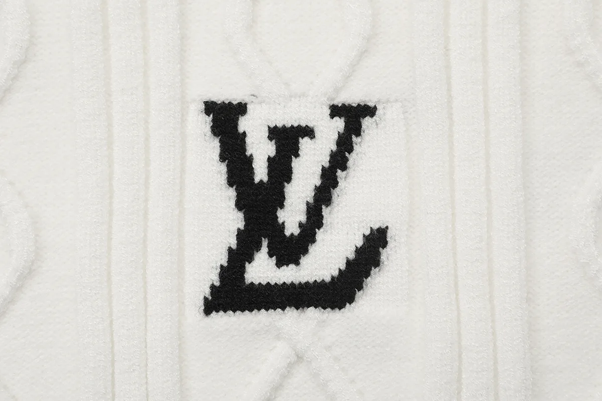 Cable-Knit V-Neck Cricket Sweater D21022907 — view 5