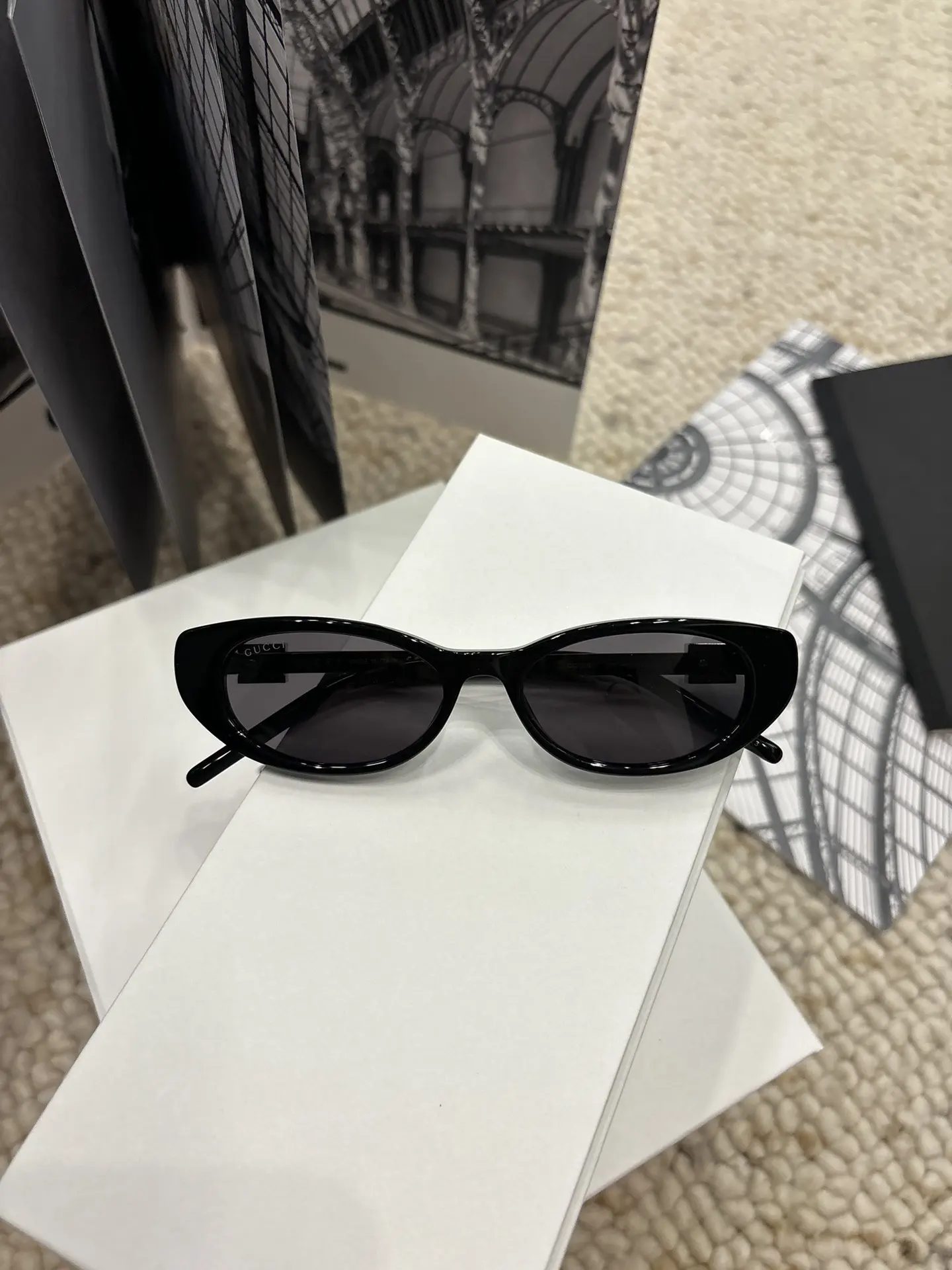 Cat-Eye Sunglasses with Diamond Temples D20017797
