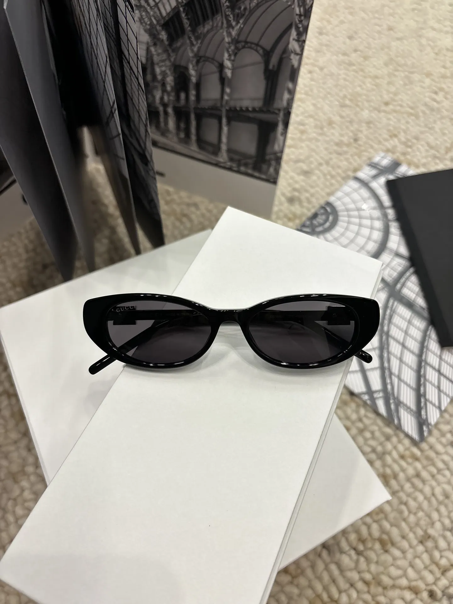 Cat-Eye Sunglasses with Diamond Temples D20017797