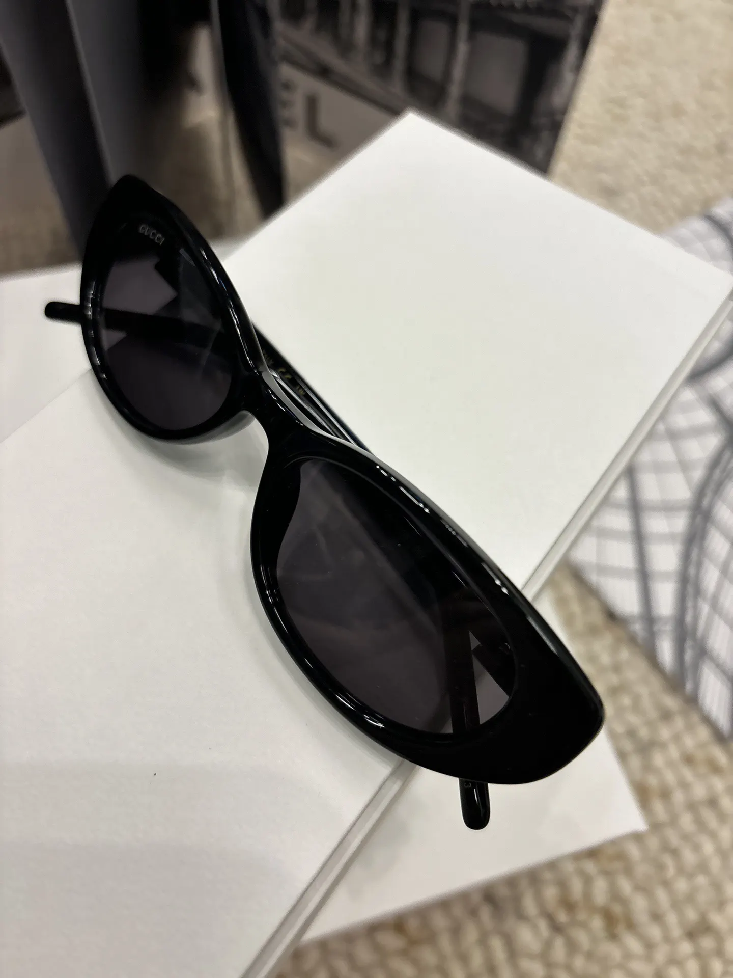 Cat-Eye Sunglasses with Diamond Temples D20017797 — view 2