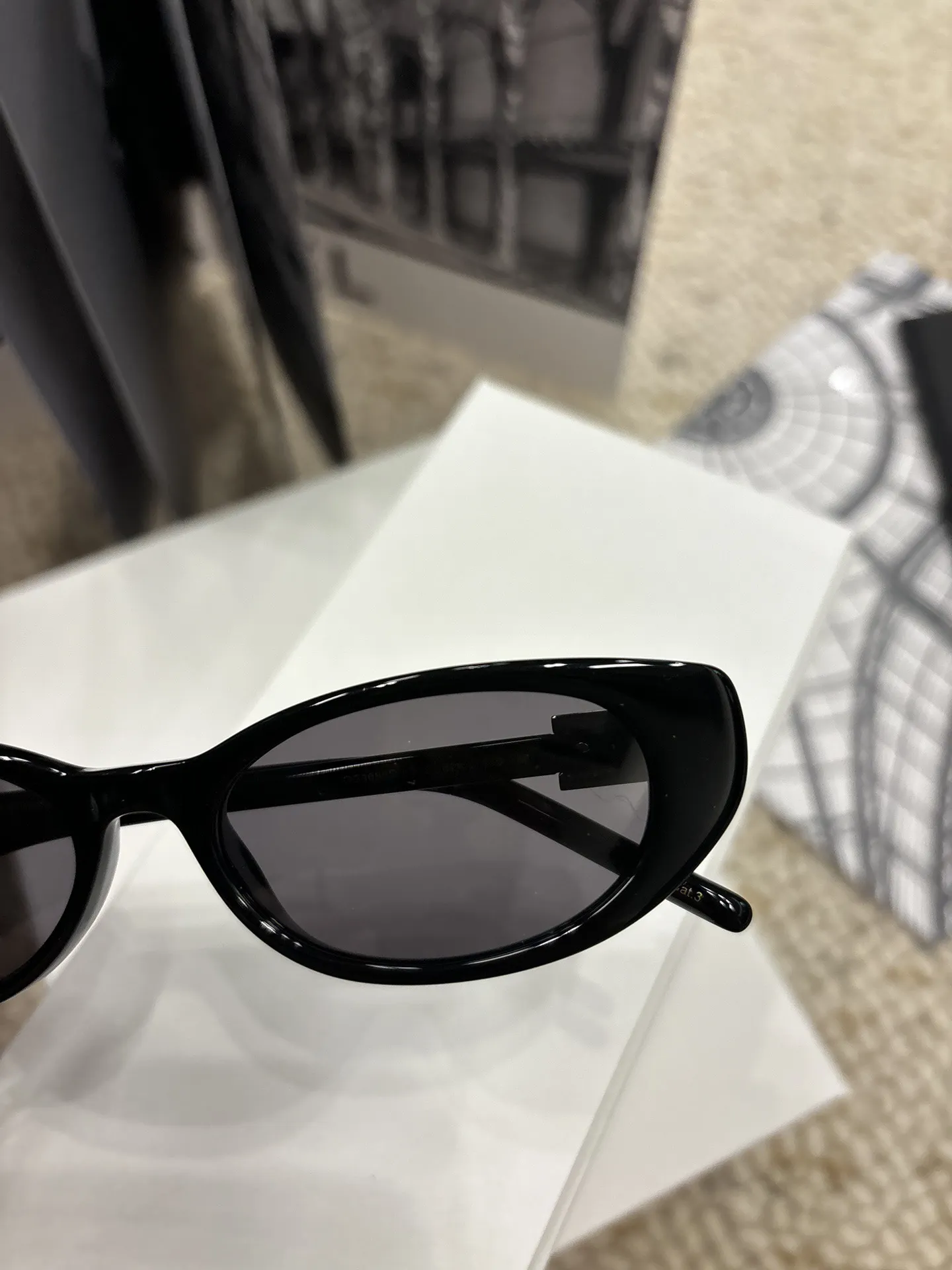 Cat-Eye Sunglasses with Diamond Temples D20017797 — view 5