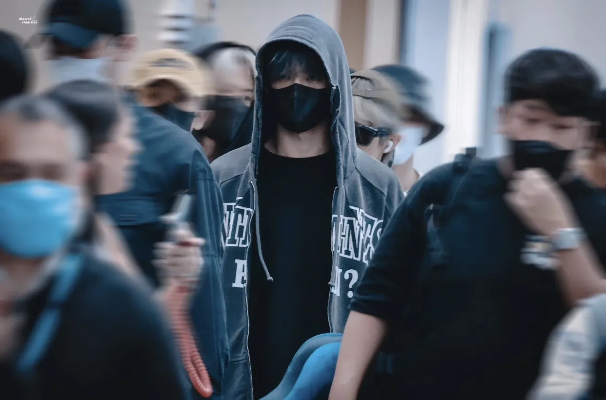 Logo-Print Panelled Washed Cotton Zip-Up Hoodie D37013155 — view 4