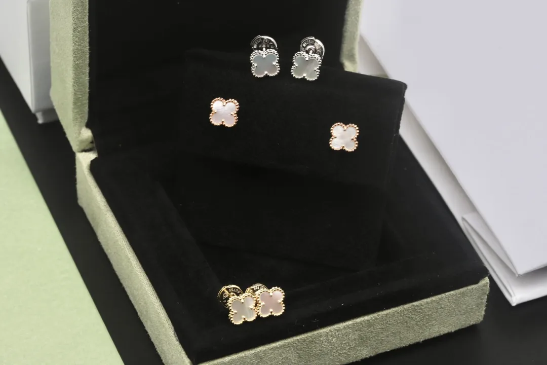 Alhambra Sweet Clover Stud Earrings (Sterling Silver) D17516936 — view 7