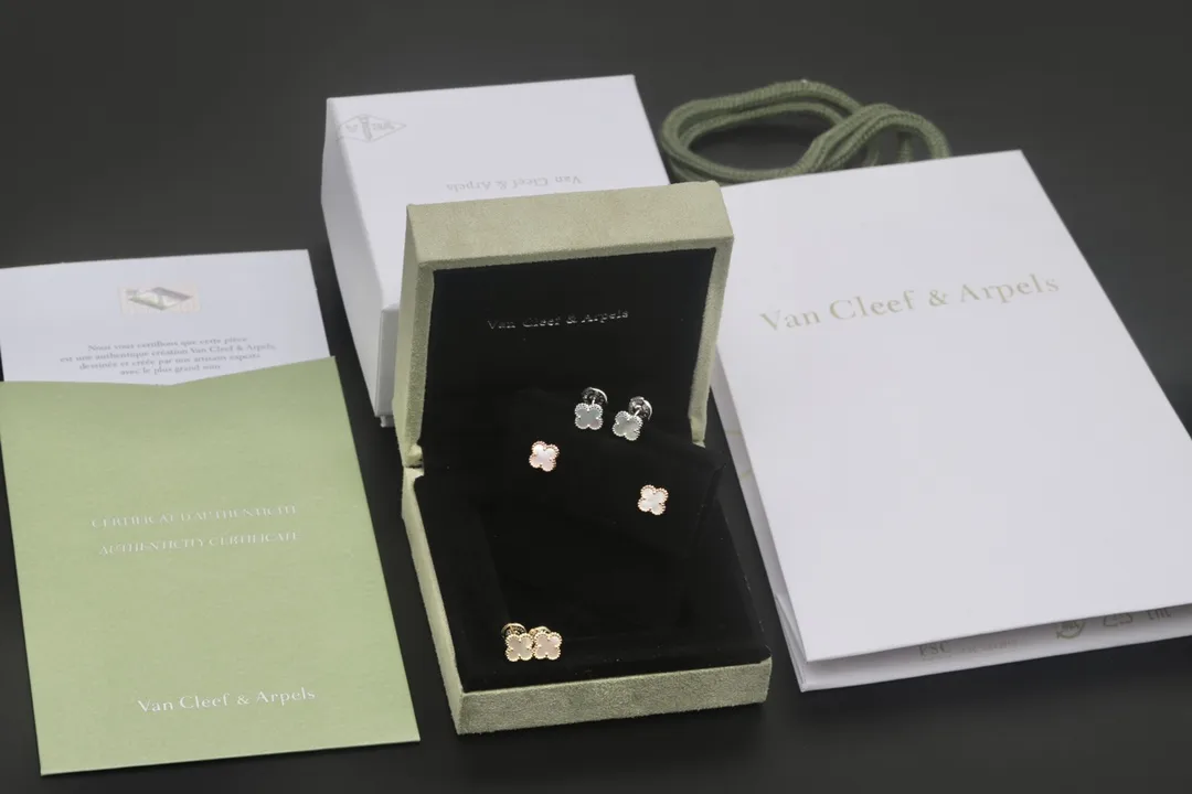 Alhambra Sweet Clover Stud Earrings (Sterling Silver) D17516936 — view 8