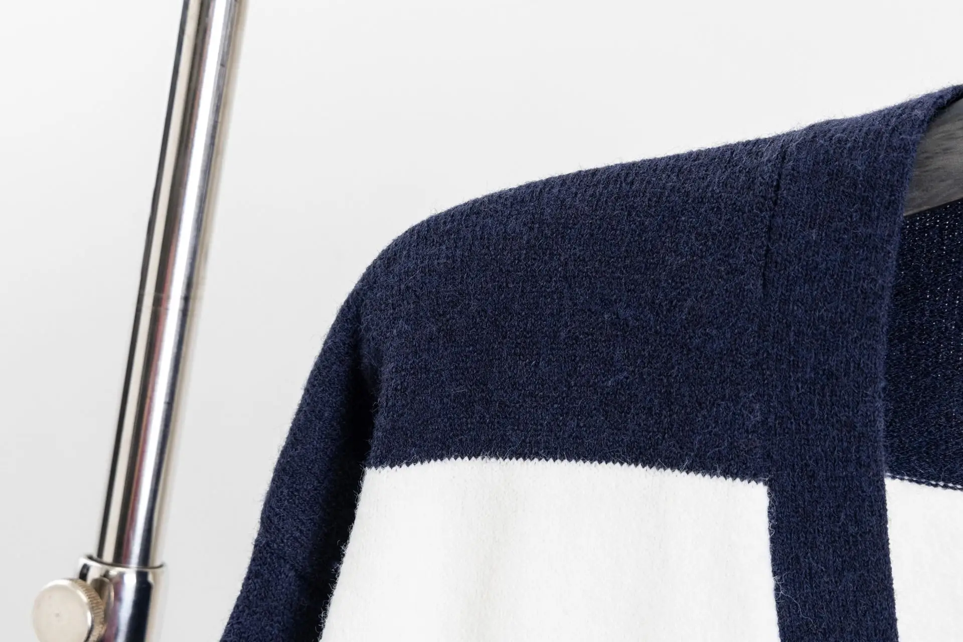 Striped V-Neck Knit Cardigan D18021533 — view 5