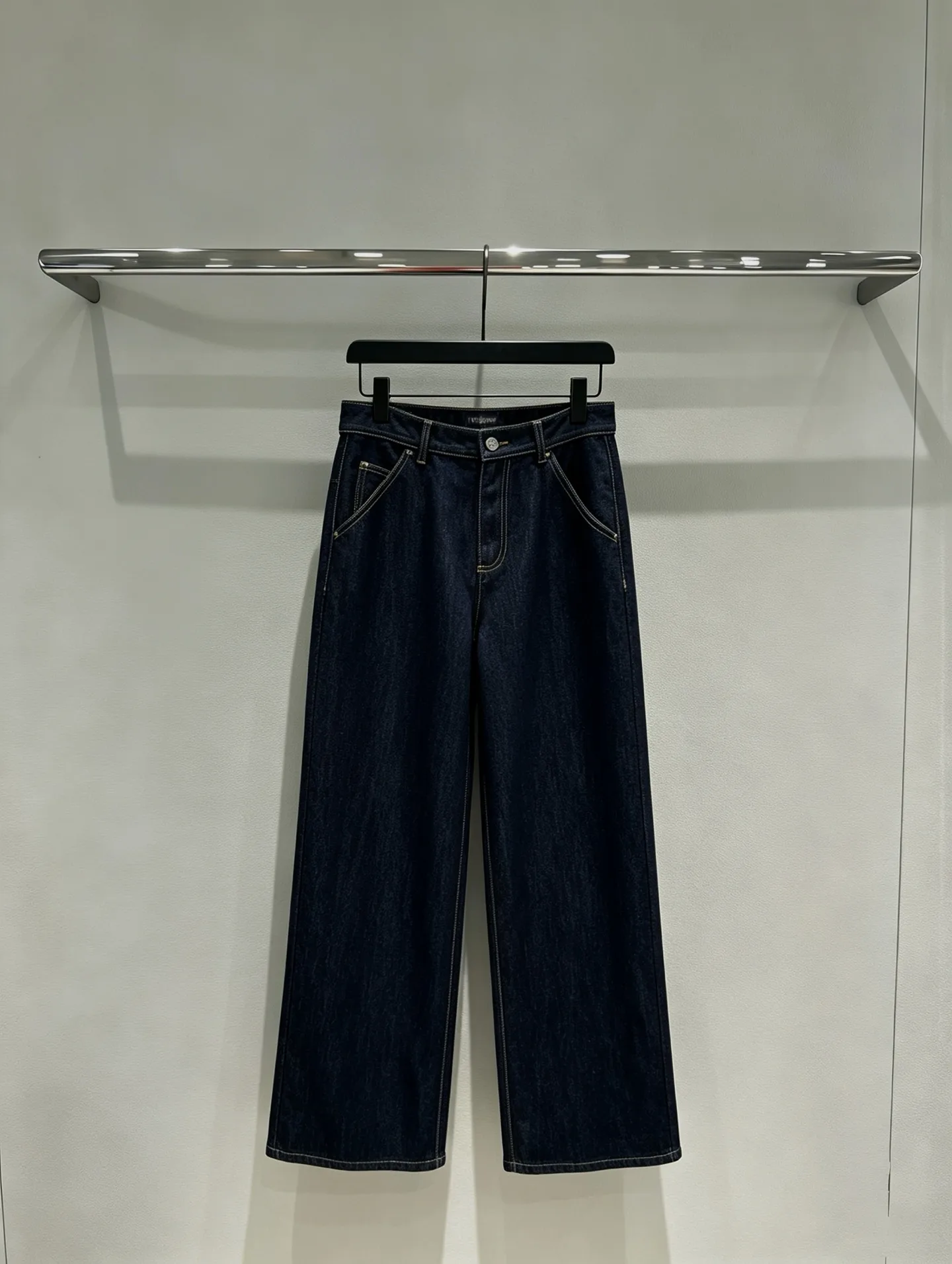 High-Rise Wide-Leg Straight Jeans D20520293
