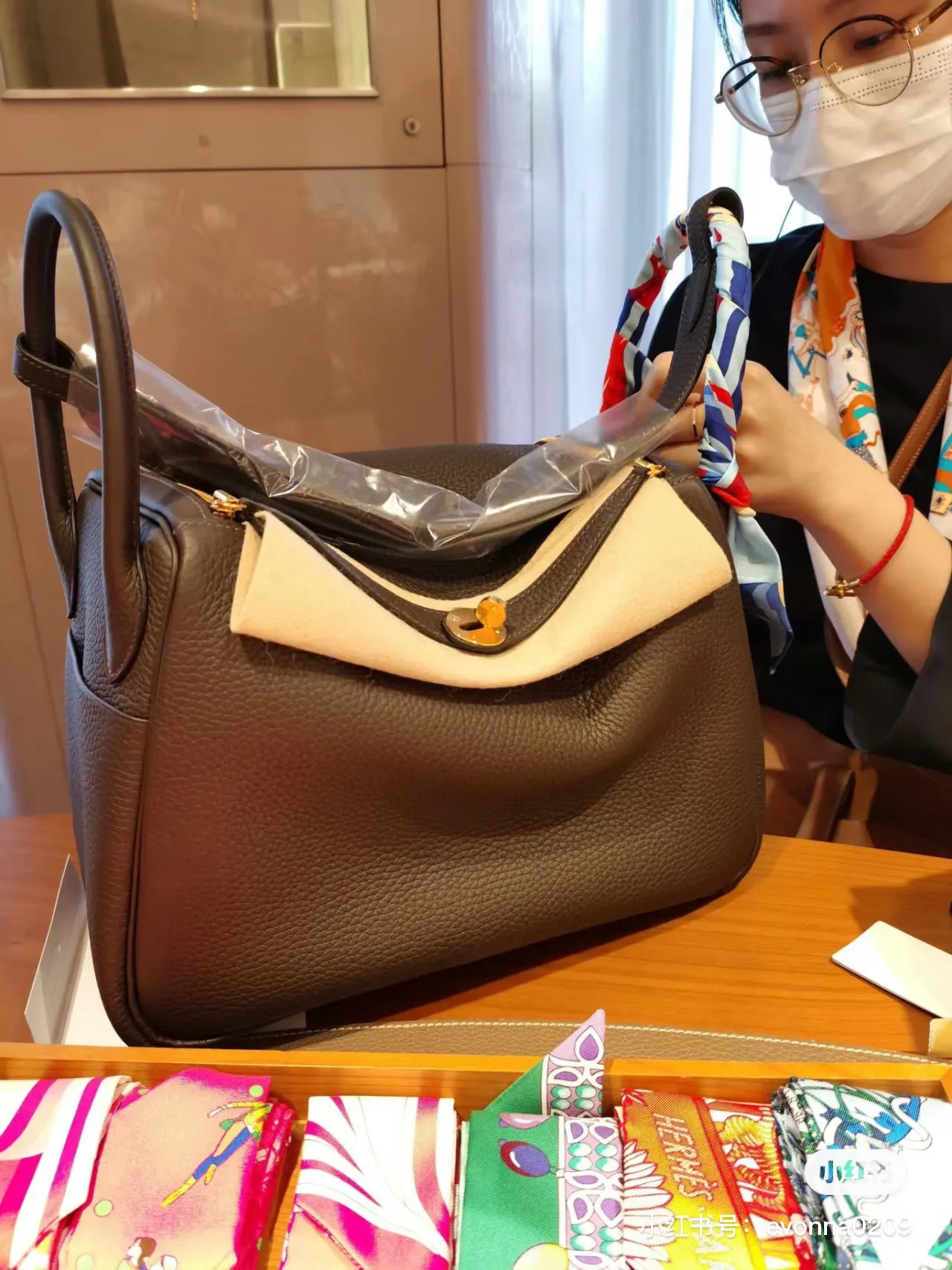 Lindy Top-Handle Bag D43018507 — view 6