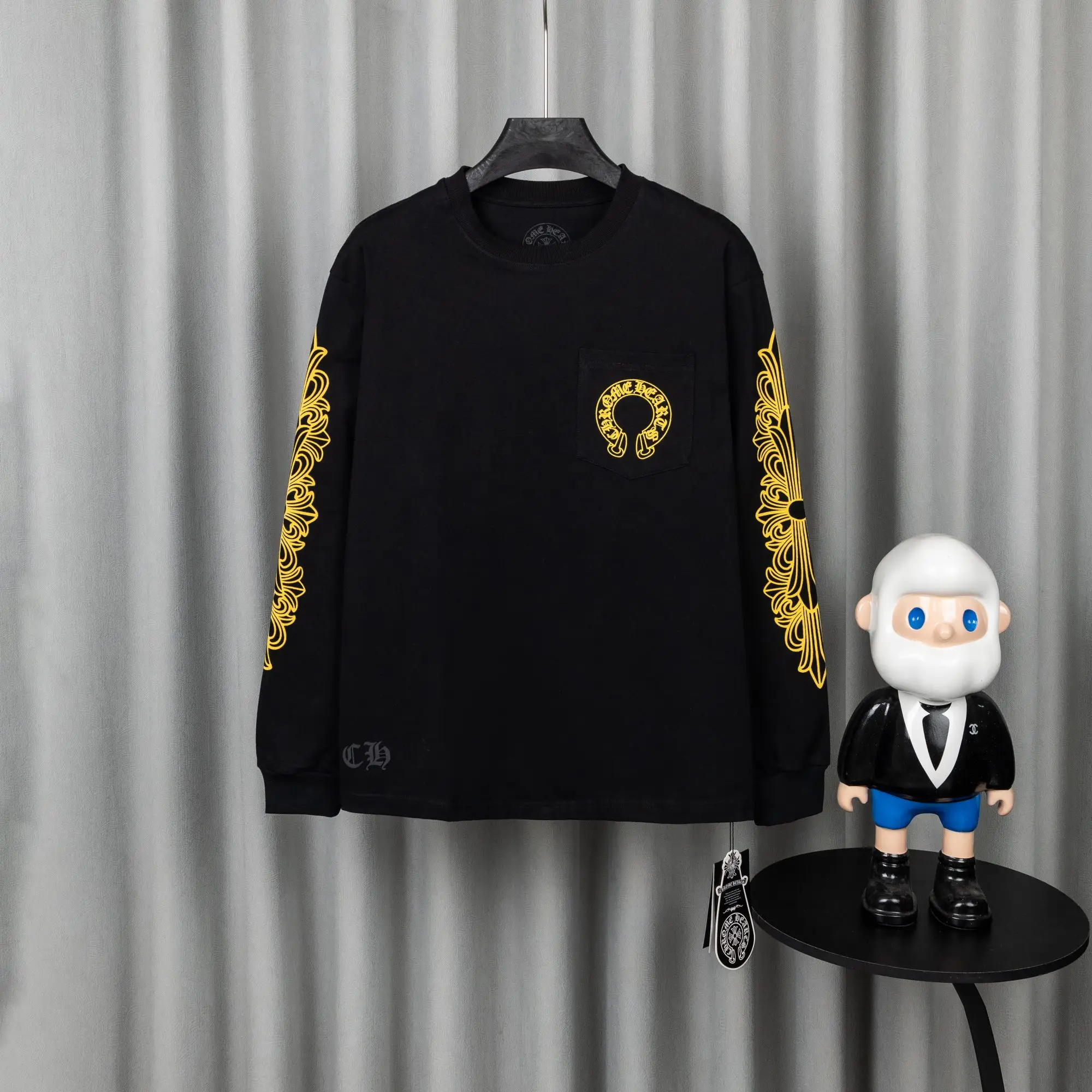 Logo Graphic Long-Sleeve Cotton T-Shirt D16021047