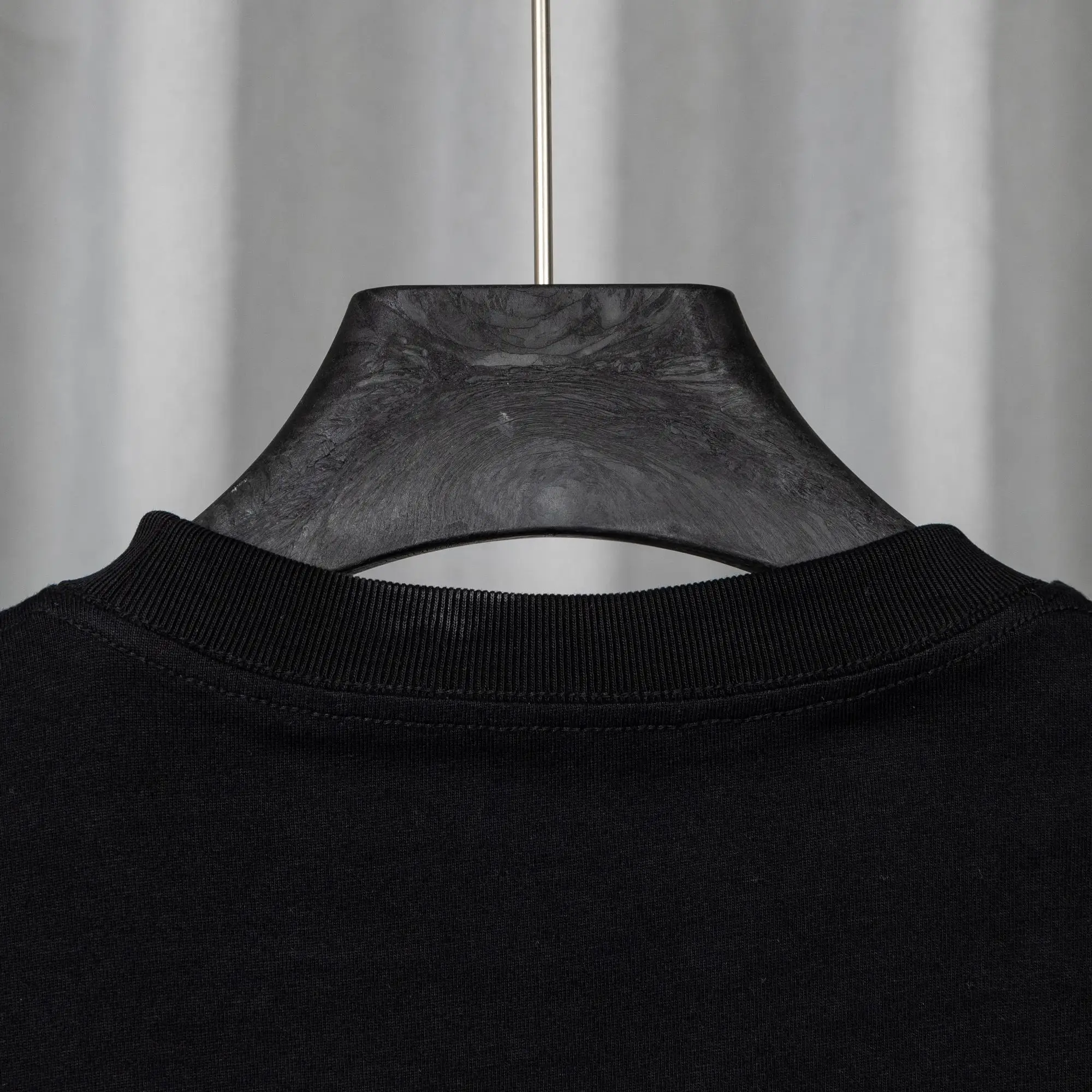 Logo Graphic Long-Sleeve Cotton T-Shirt D16021047 — view 7