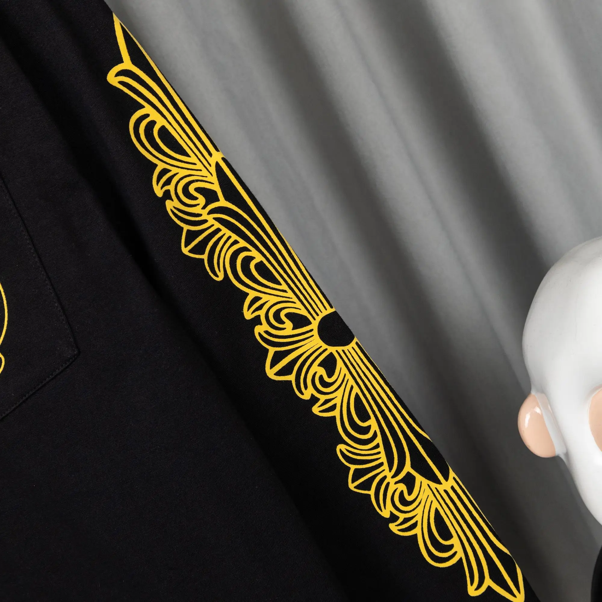 Logo Graphic Long-Sleeve Cotton T-Shirt D16021047 — view 15