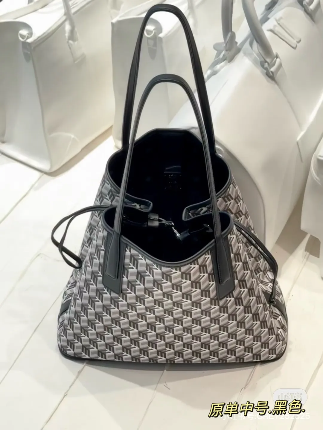 MCM Reversible Visetos Shopper Tote D34518181 — view 4