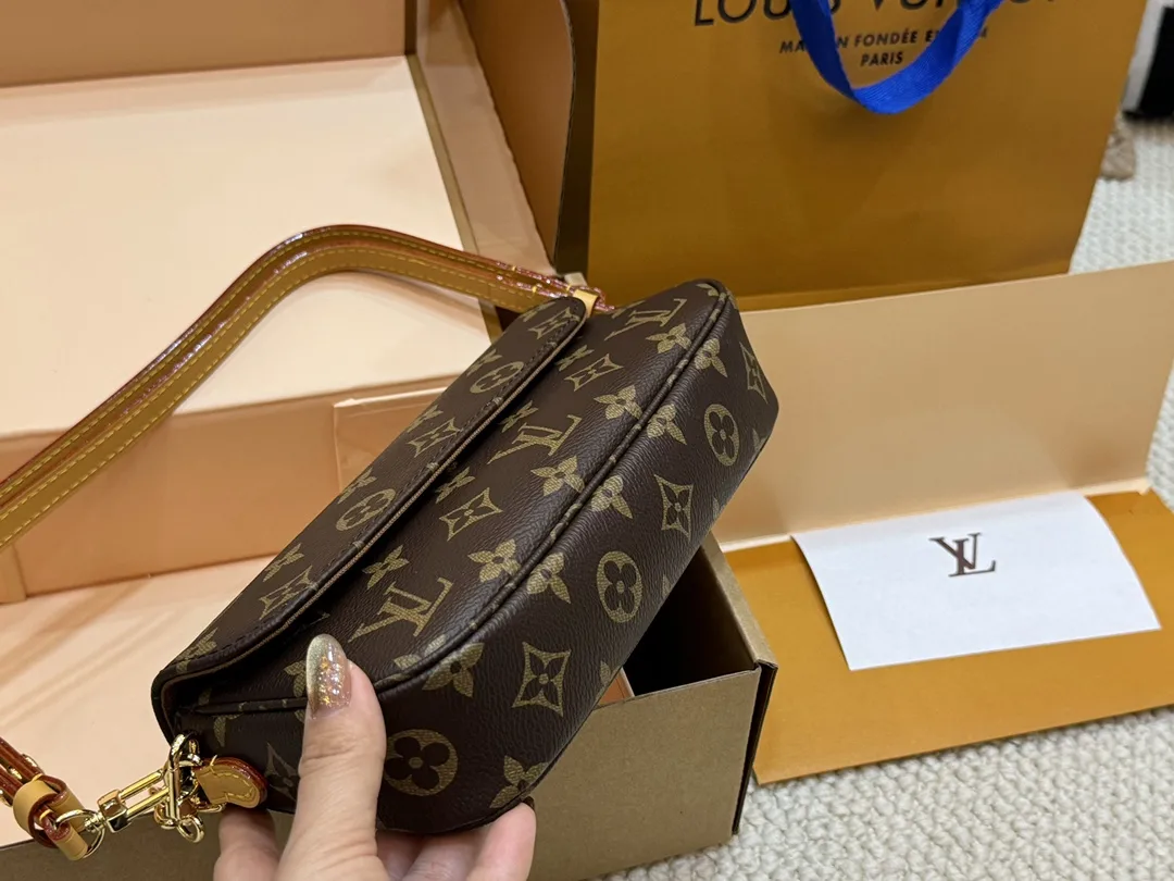 Monogram Canvas Ivy WOC Shoulder Bag D44018530 — view 4