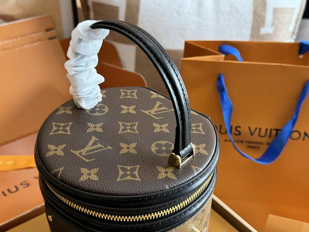 Monogram Canvas Bucket Bag D46018518 — view 2