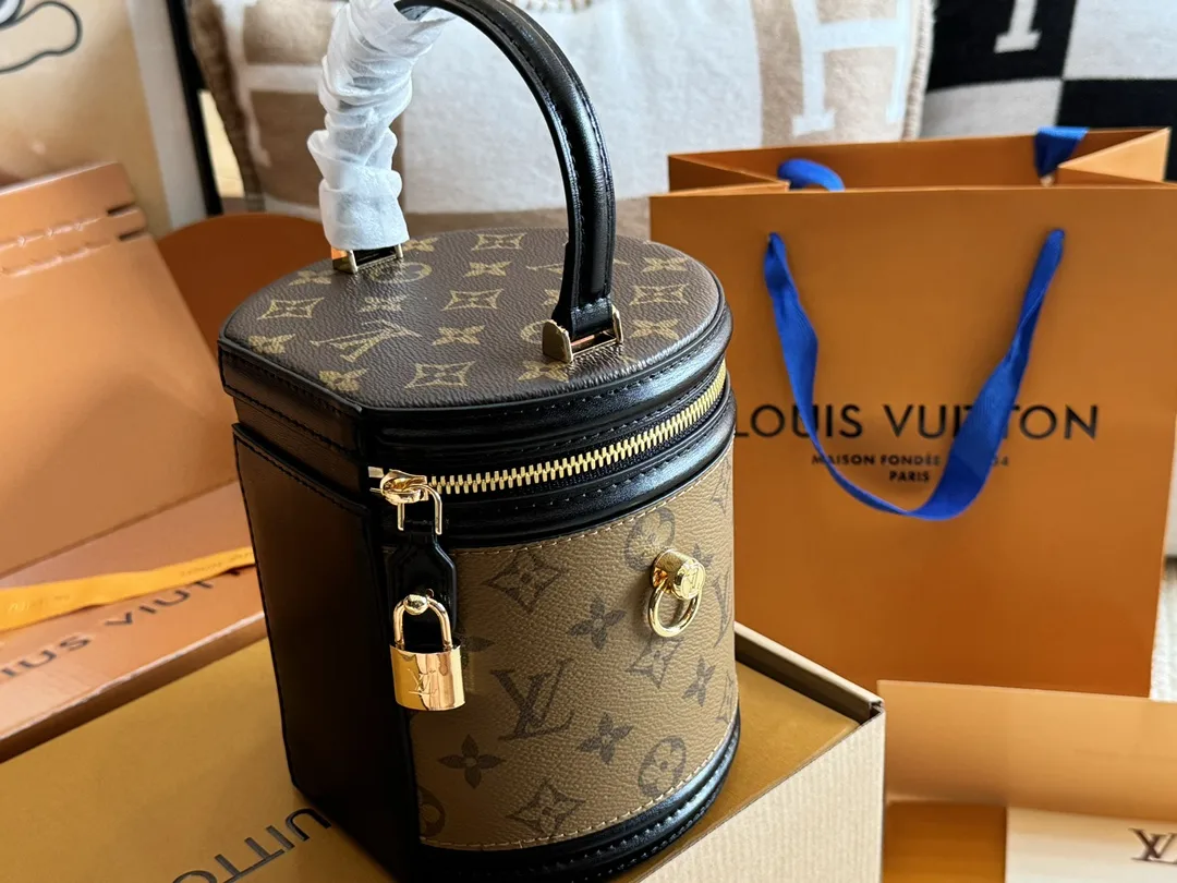Monogram Canvas Bucket Bag D46018518 — view 4