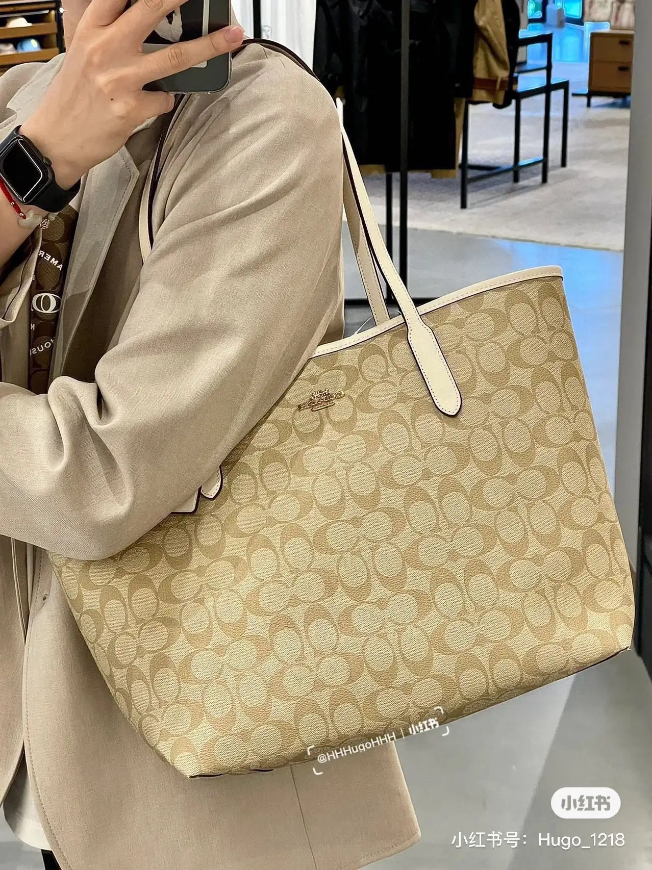 Signature Coated Canvas Tote Bag D25518062 — view 2