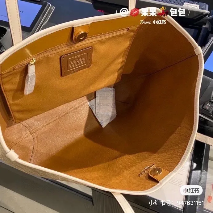 Signature Coated Canvas Tote Bag D25518062 — view 3