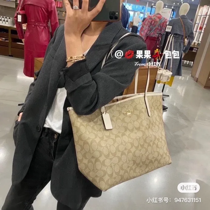 Signature Coated Canvas Tote Bag D25518062 — view 4