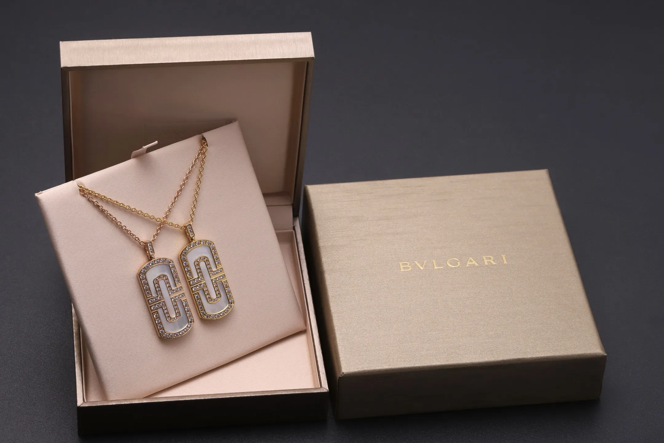 Parentesi Mother-of-Pearl Pendant Necklace (Gold-Plated Brass) D21017148 — view 2