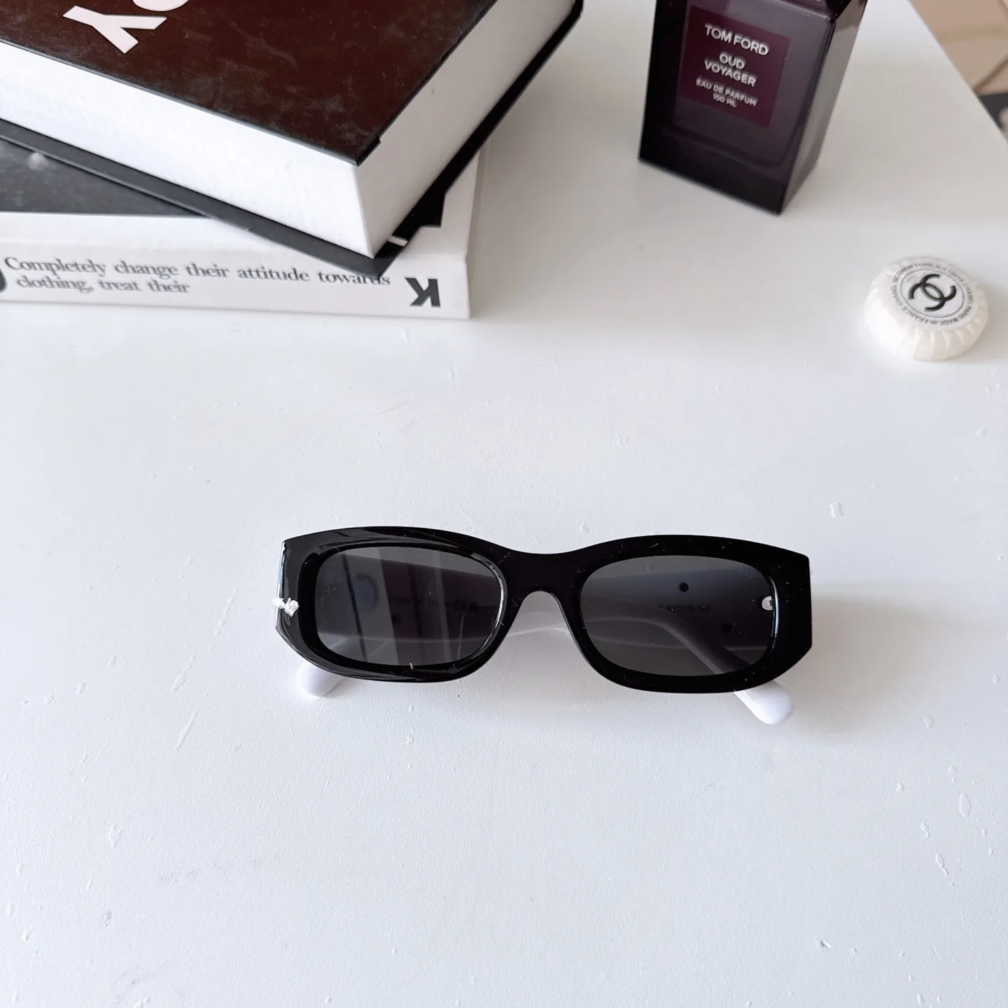 Chanel Logo Detail Sunglasses D20017742