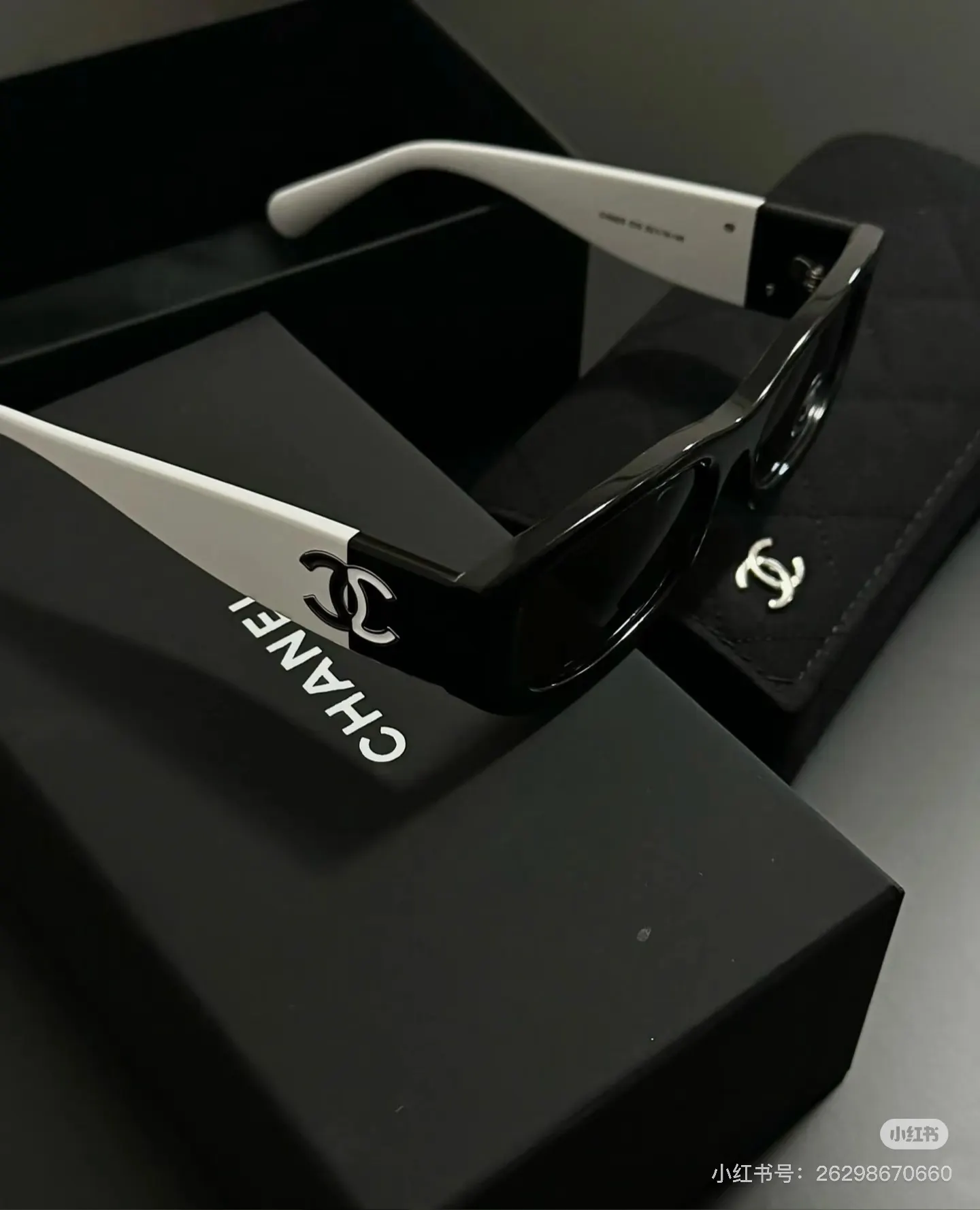 Chanel Logo Detail Sunglasses D20017742 — view 2