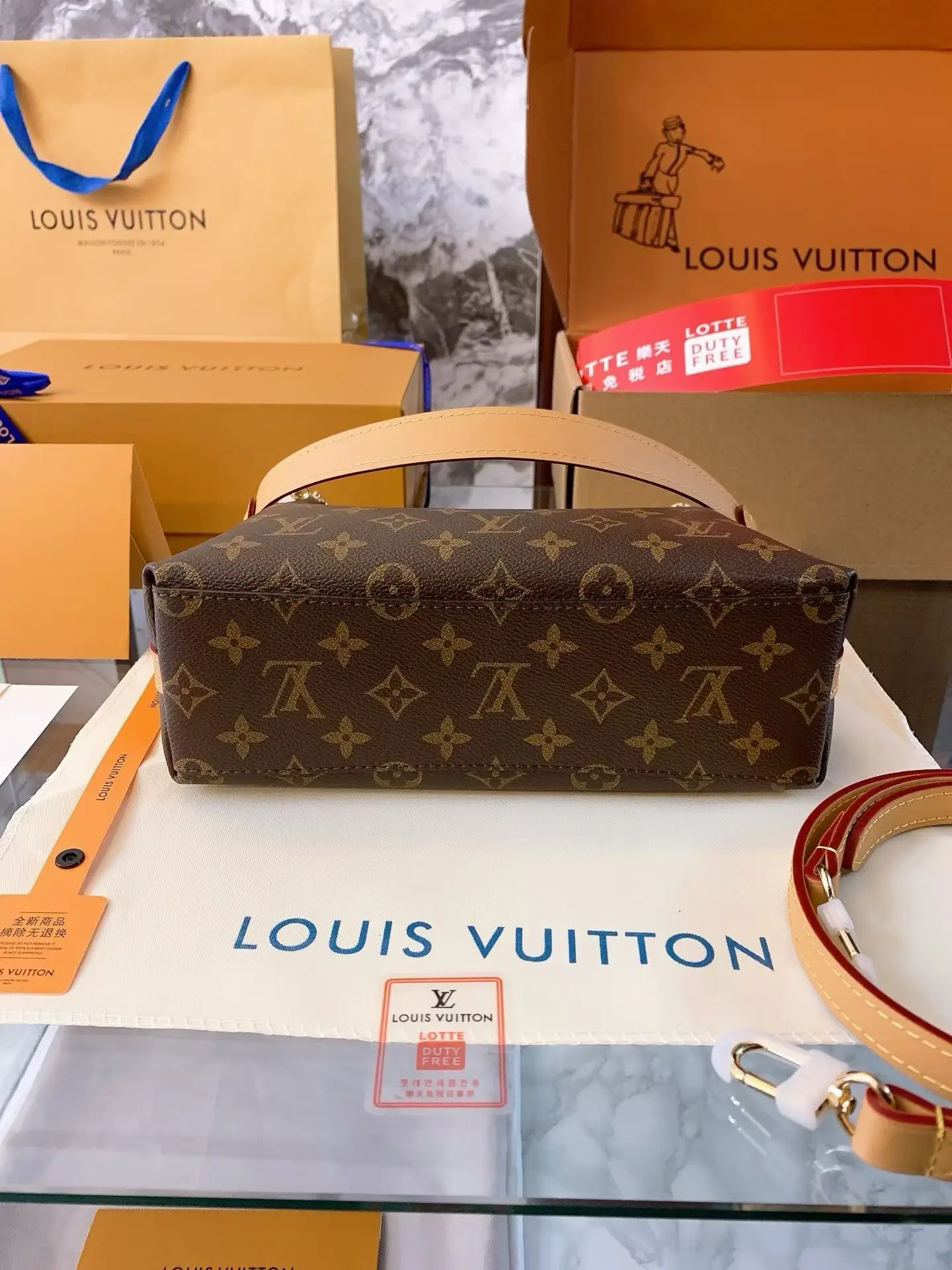 LV Monogram Hobo Shoulder Bag D32518043 — view 6