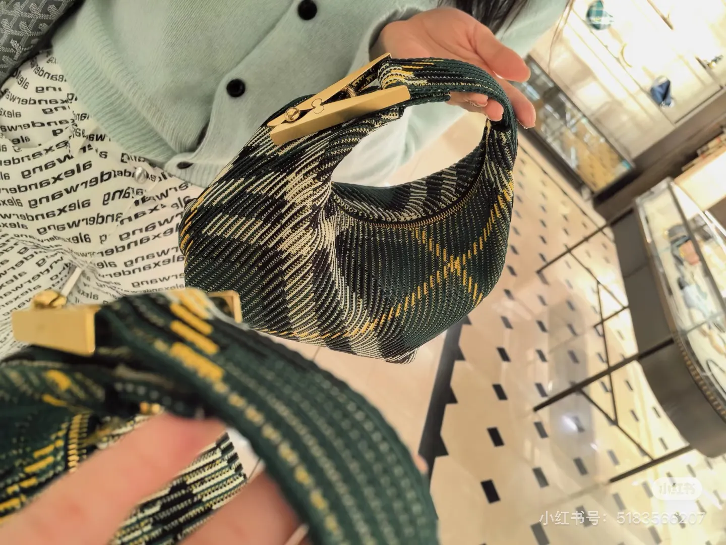 Plaid Top-Handle Lunchbox Bag D37017804 — view 3