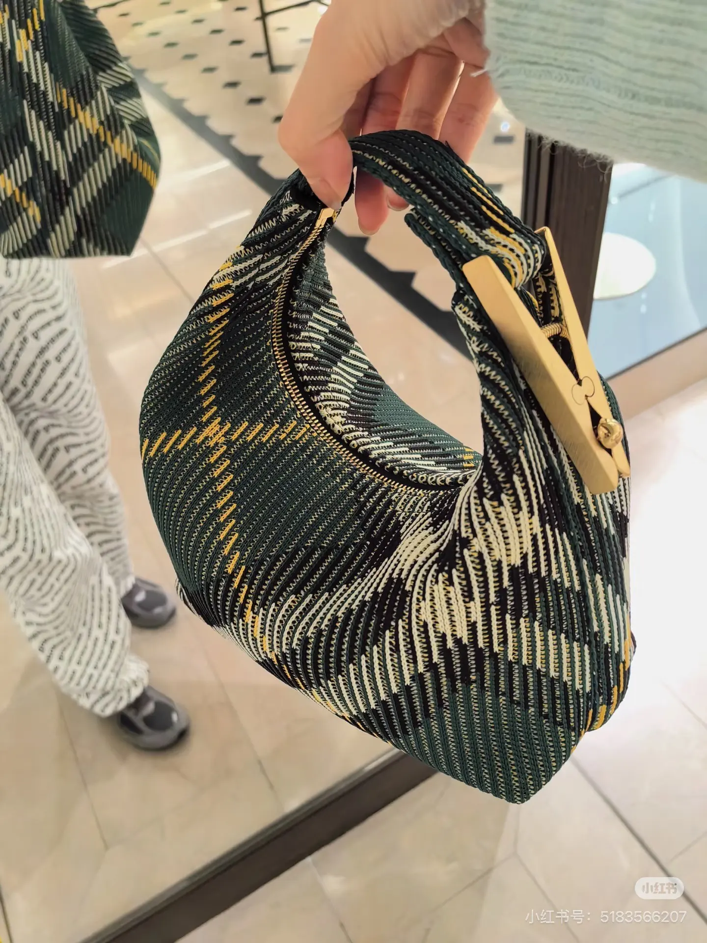 Plaid Top-Handle Lunchbox Bag D37017804 — view 4