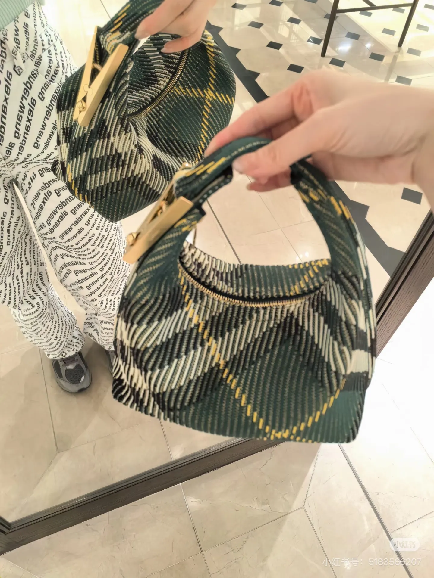 Plaid Top-Handle Lunchbox Bag D37017804 — view 6