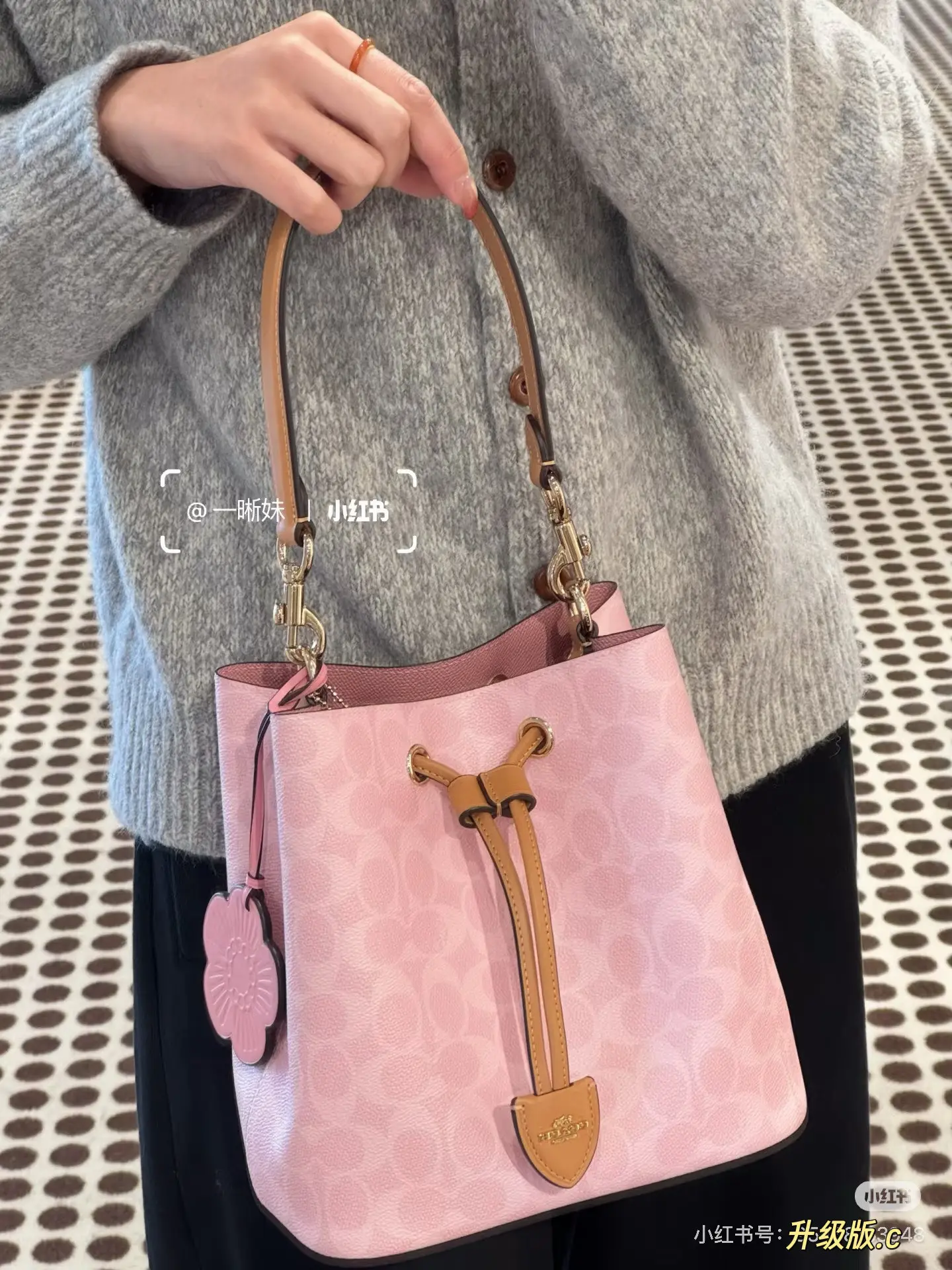 Coach Signature Canvas Bucket Bag D35517913 — view 4