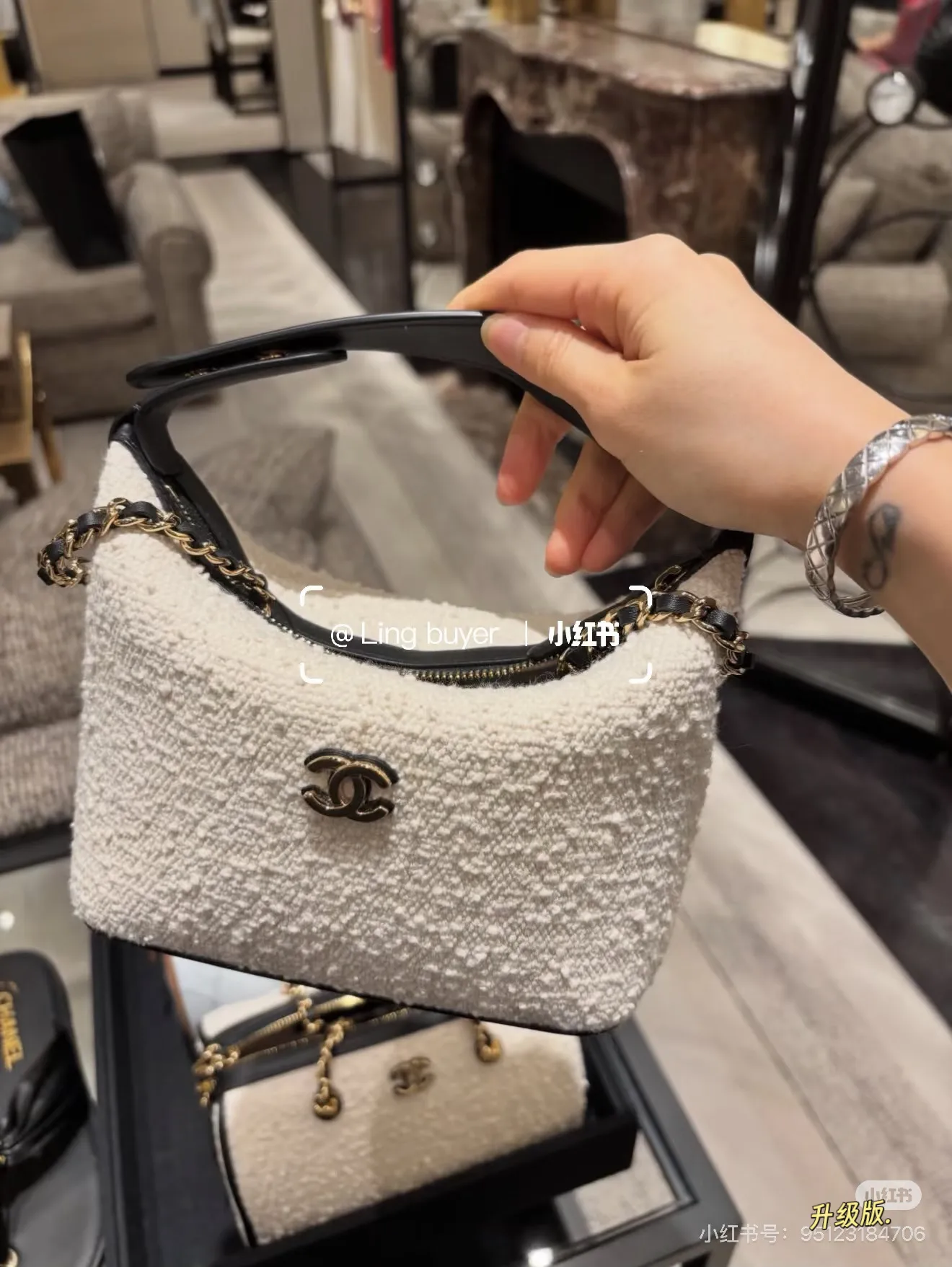 Chanel Tweed Shoulder Bag D30017892 — view 2