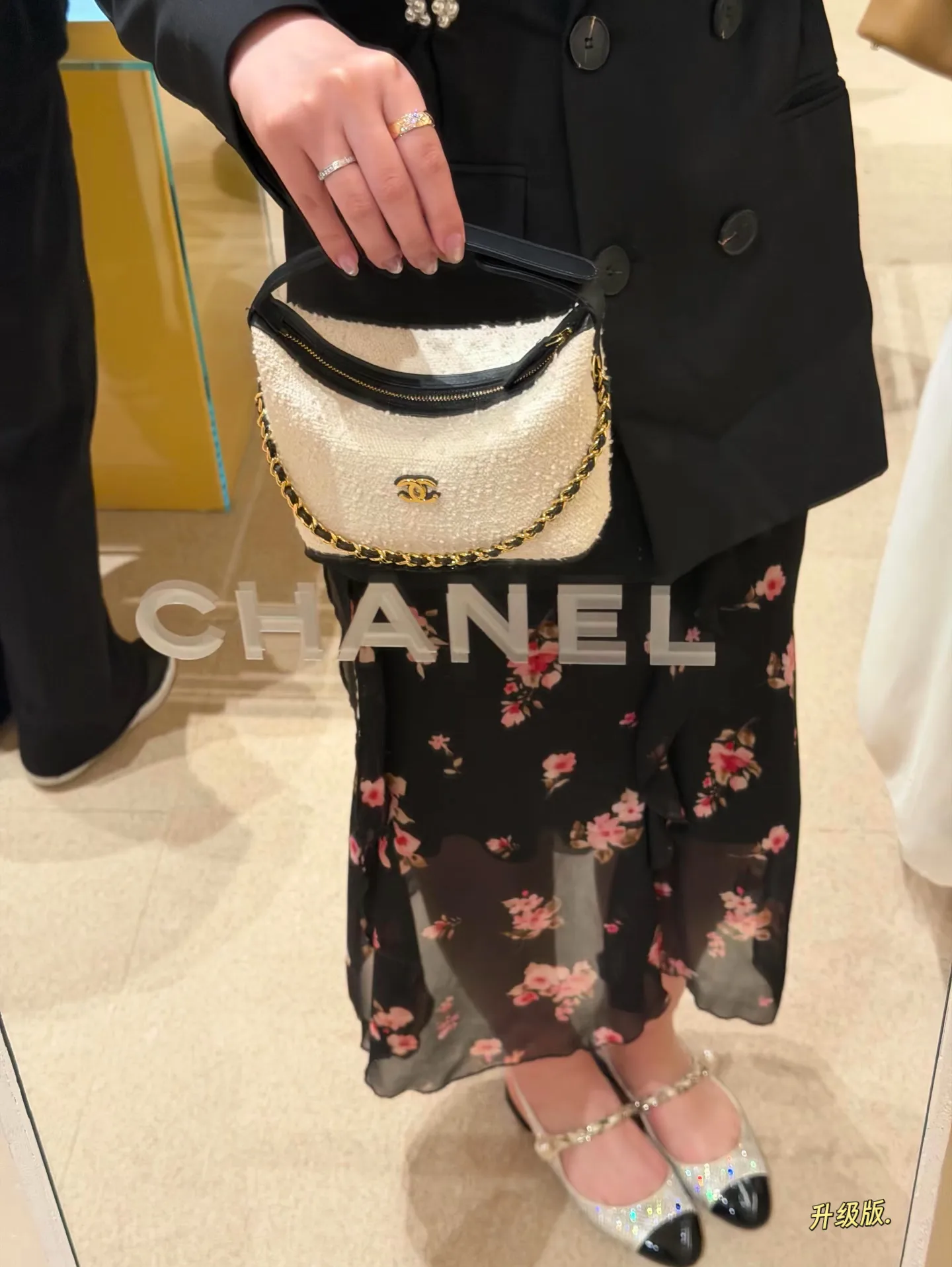 Chanel Tweed Shoulder Bag D30017892 — view 4