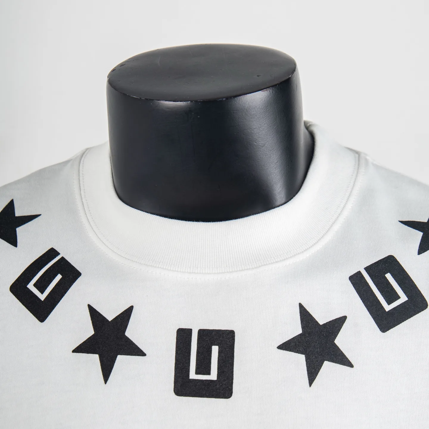 Givenchy Logo and Star Print Cotton T-Shirt D11515404 — view 3