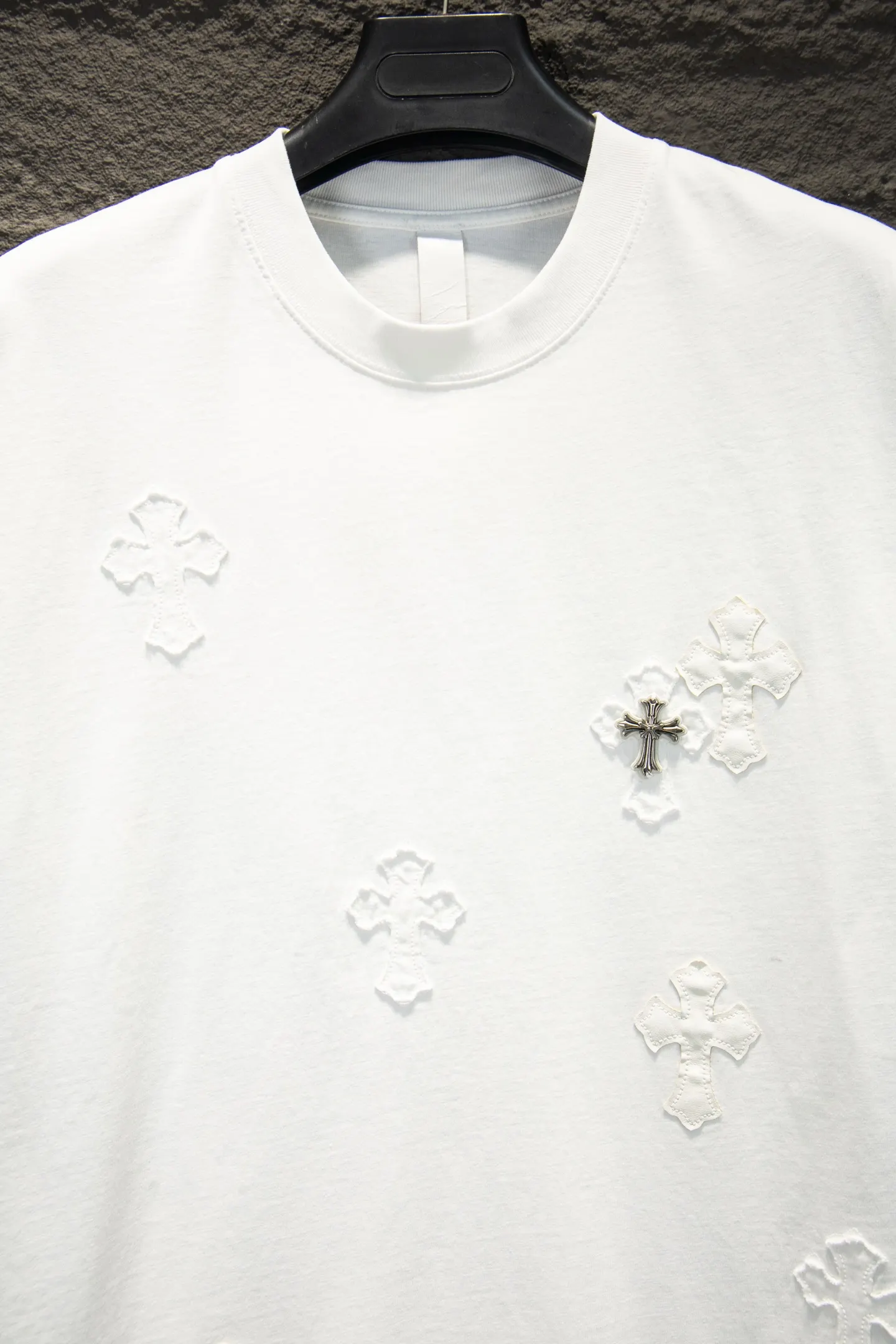 Oversized Cross Patch Embroidered T-Shirt D14515356 — view 4
