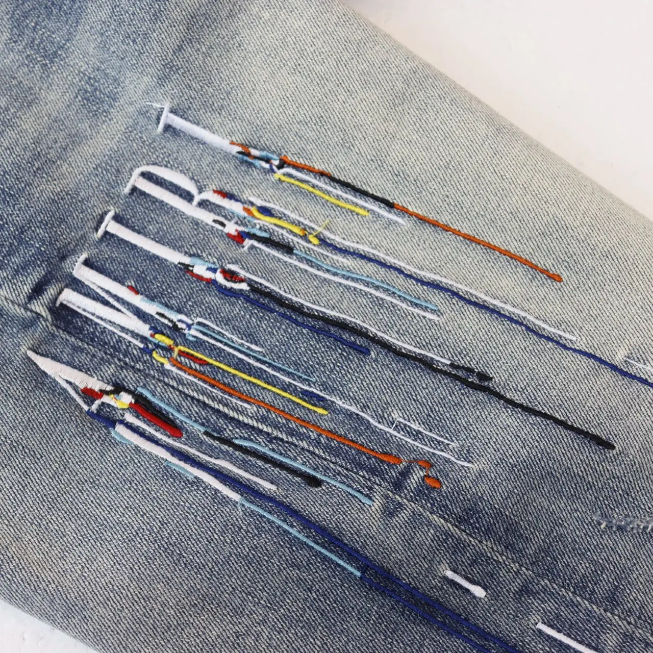 Distressed Slim-Fit Embroidered Jeans D13812256 — view 5