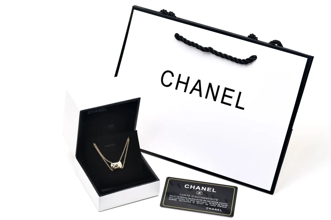 Quilted Motif Pendant Necklace with Crystals D10517298 — view 8