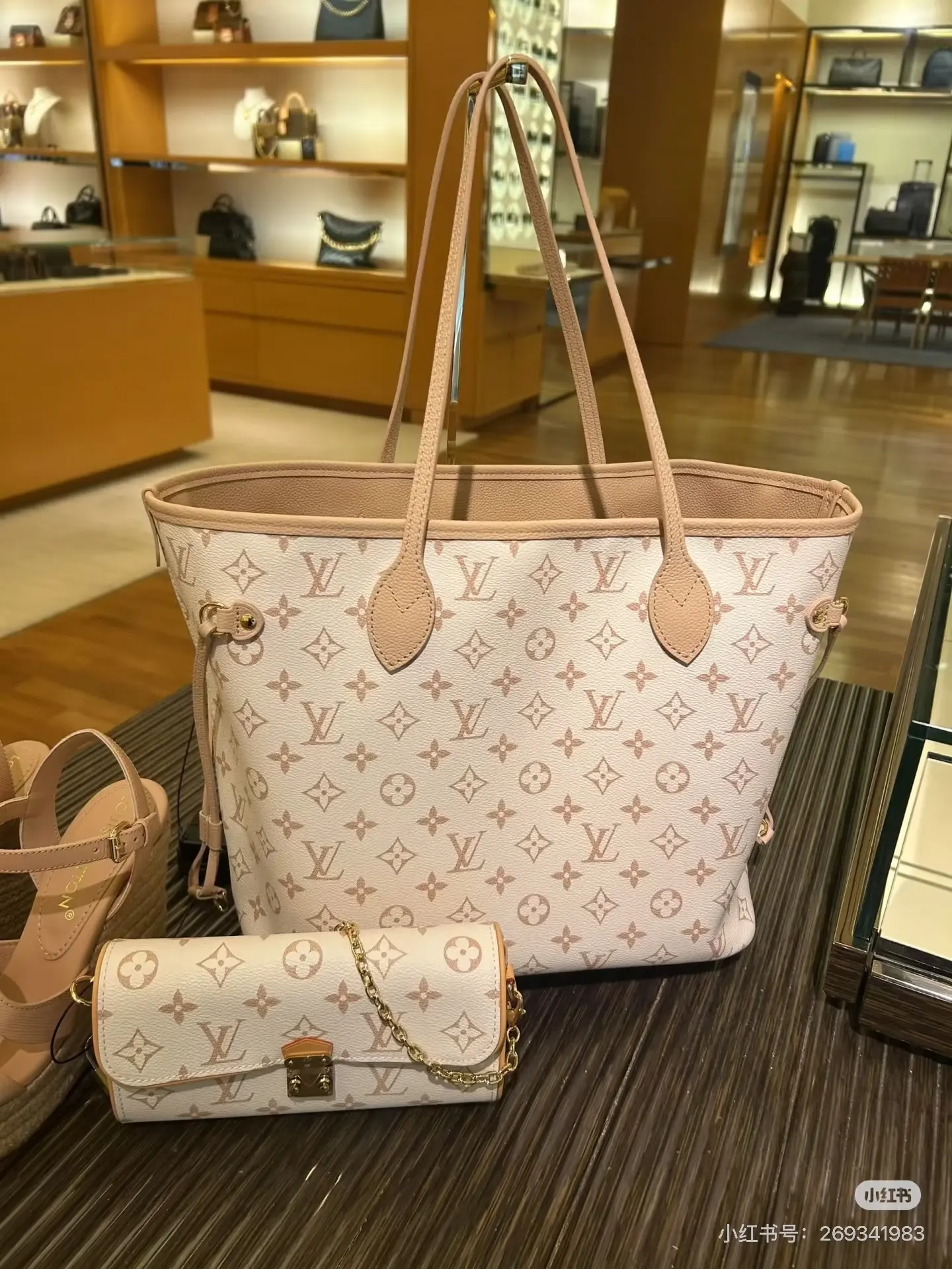 Neverfull Monogram Reversible Tote Bag D37018277 — view 4