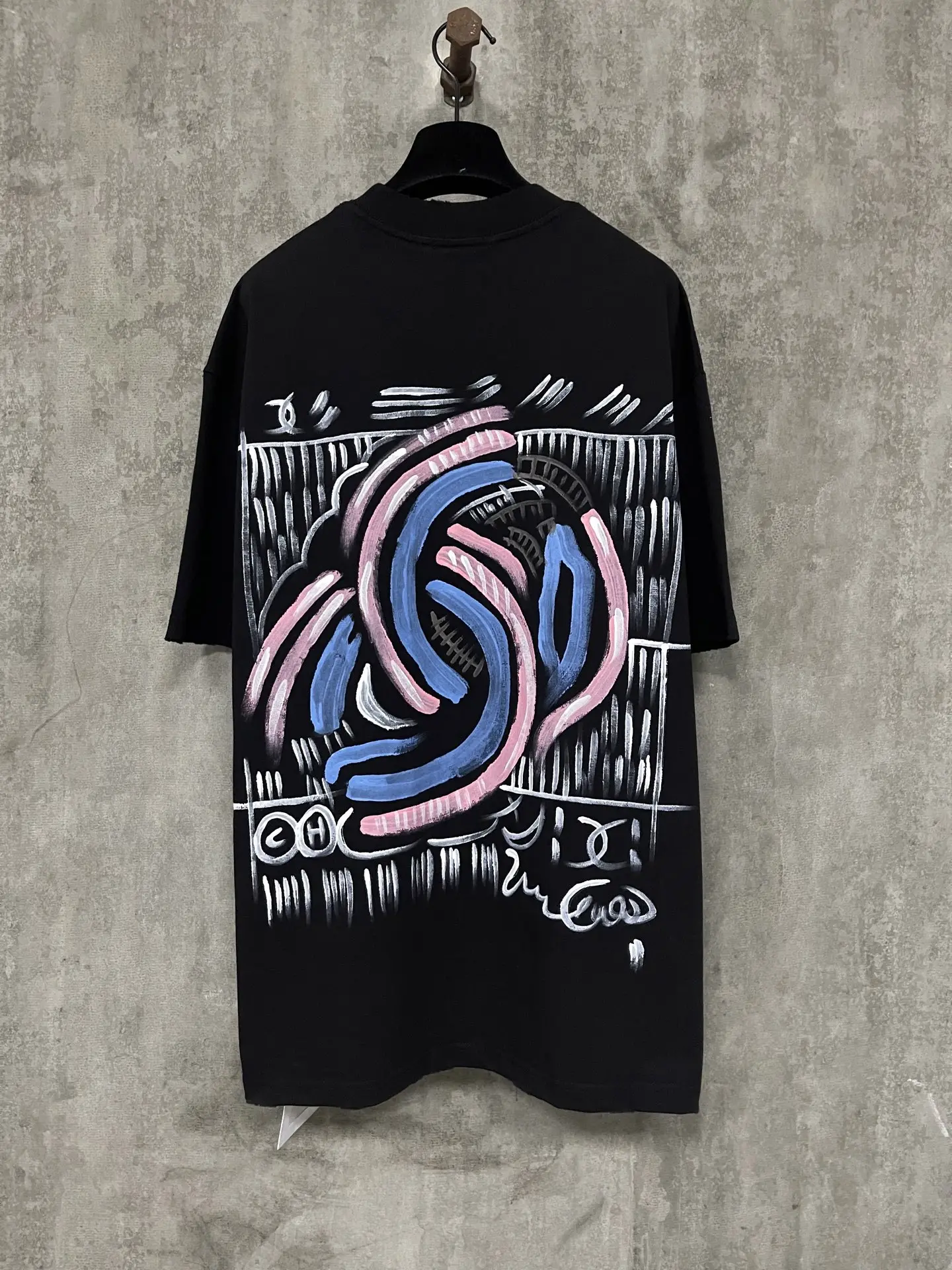 Hand-Painted Graffiti Logo Cotton T-Shirt D17012345 — view 2
