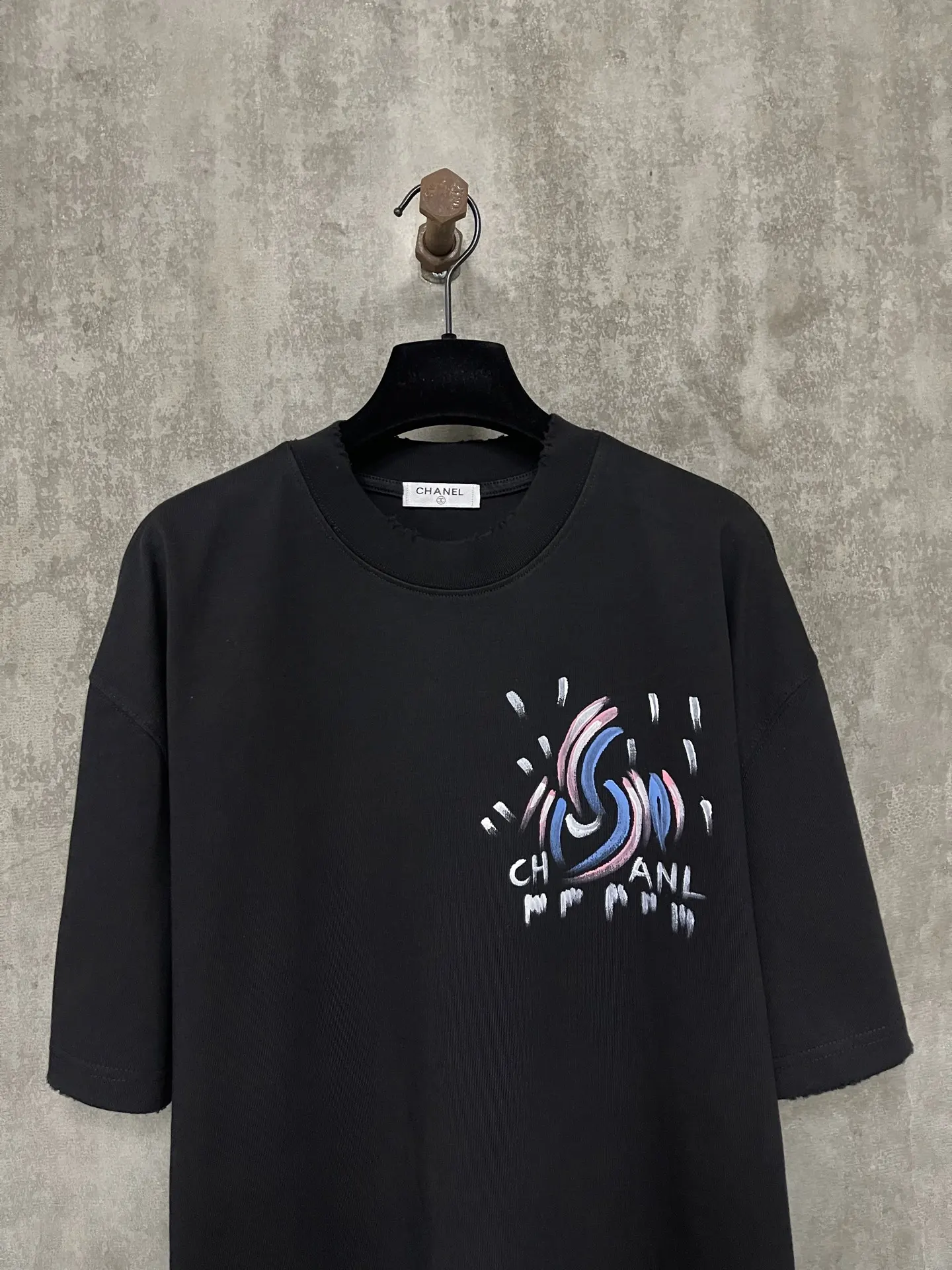 Hand-Painted Graffiti Logo Cotton T-Shirt D17012345 — view 3