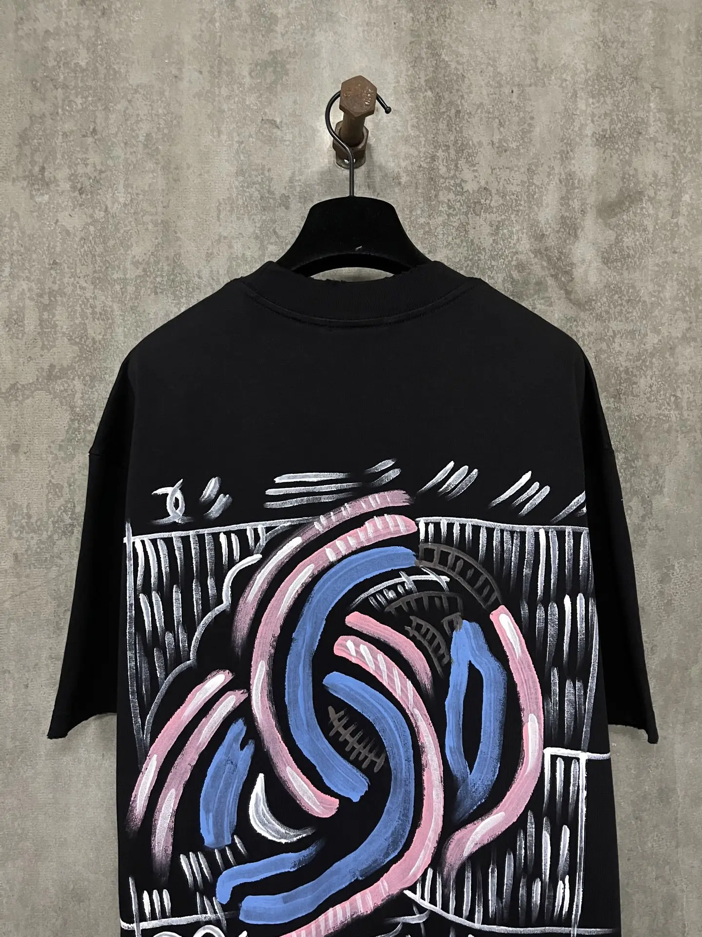 Hand-Painted Graffiti Logo Cotton T-Shirt D17012345 — view 7