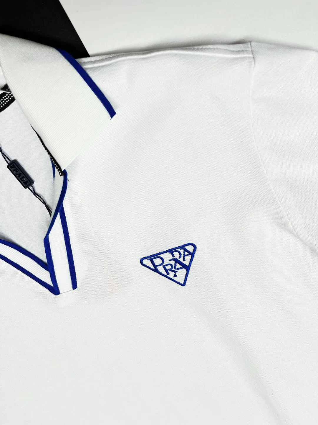 Contrast-Trim V-Neck Polo Shirt D11018929 — view 4
