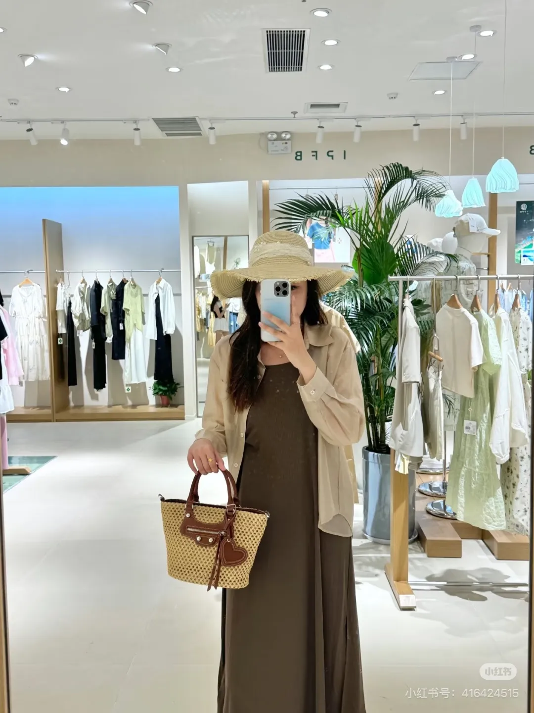 Woven Straw Top-Handle Tote Bag D30018360 — view 2