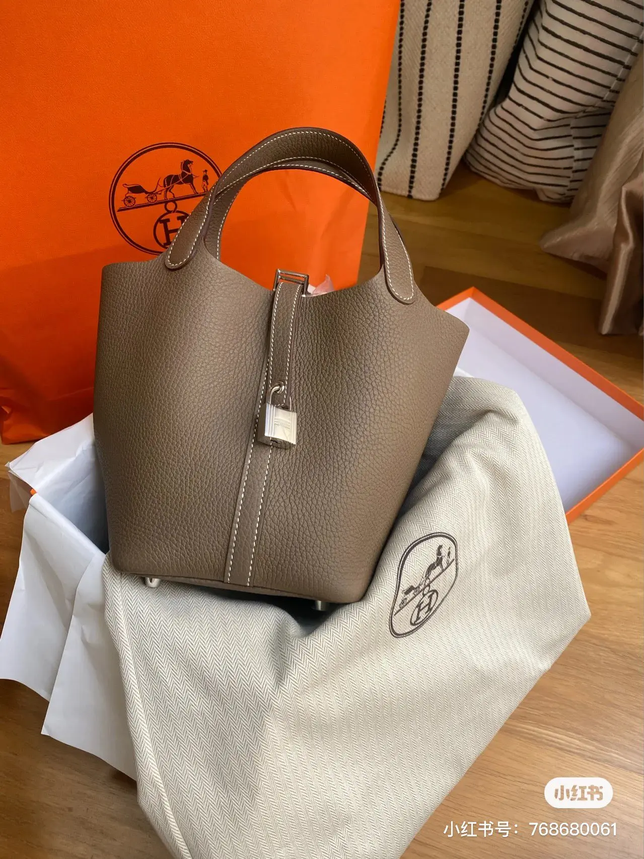 Picotin Lock 18 Tote Bag D38518050 — view 3