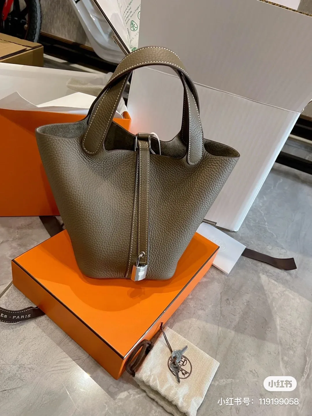 Picotin Lock 18 Tote Bag D38518050 — view 6