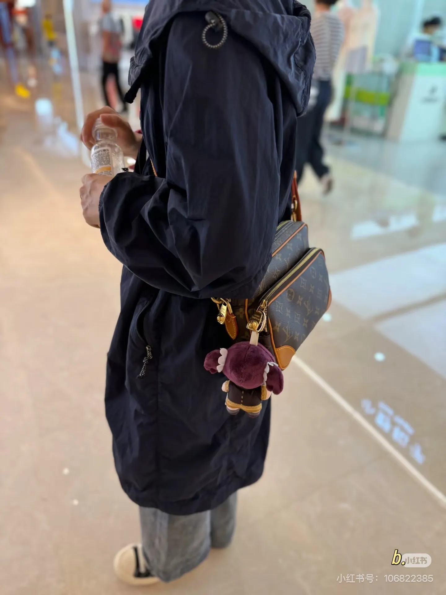 Monogram Canvas Camera Bag D36018086 — view 2